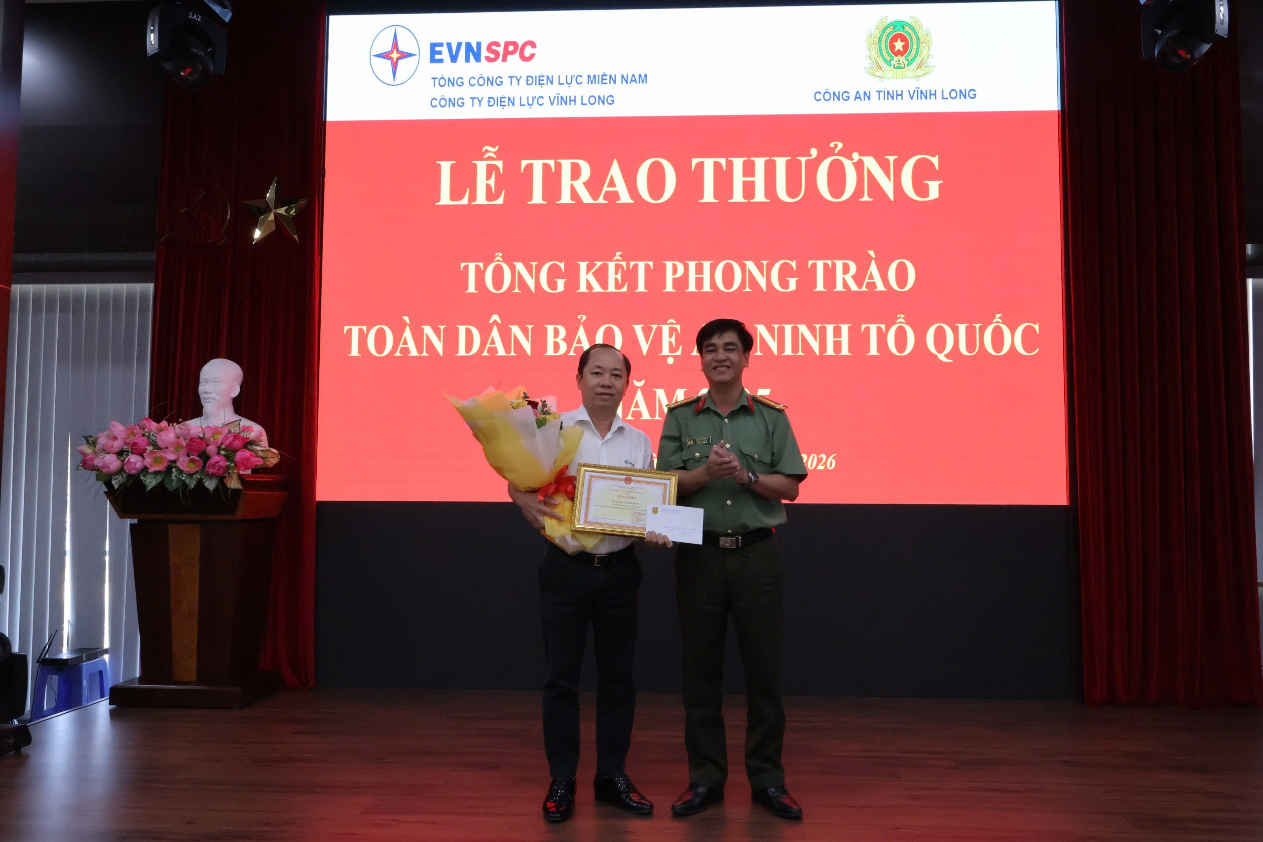 08 4 Ảnh 5 PA04 Phòng ANKT trao Giấy khen phong trào TDBVANTQ tại Cty Điện lực