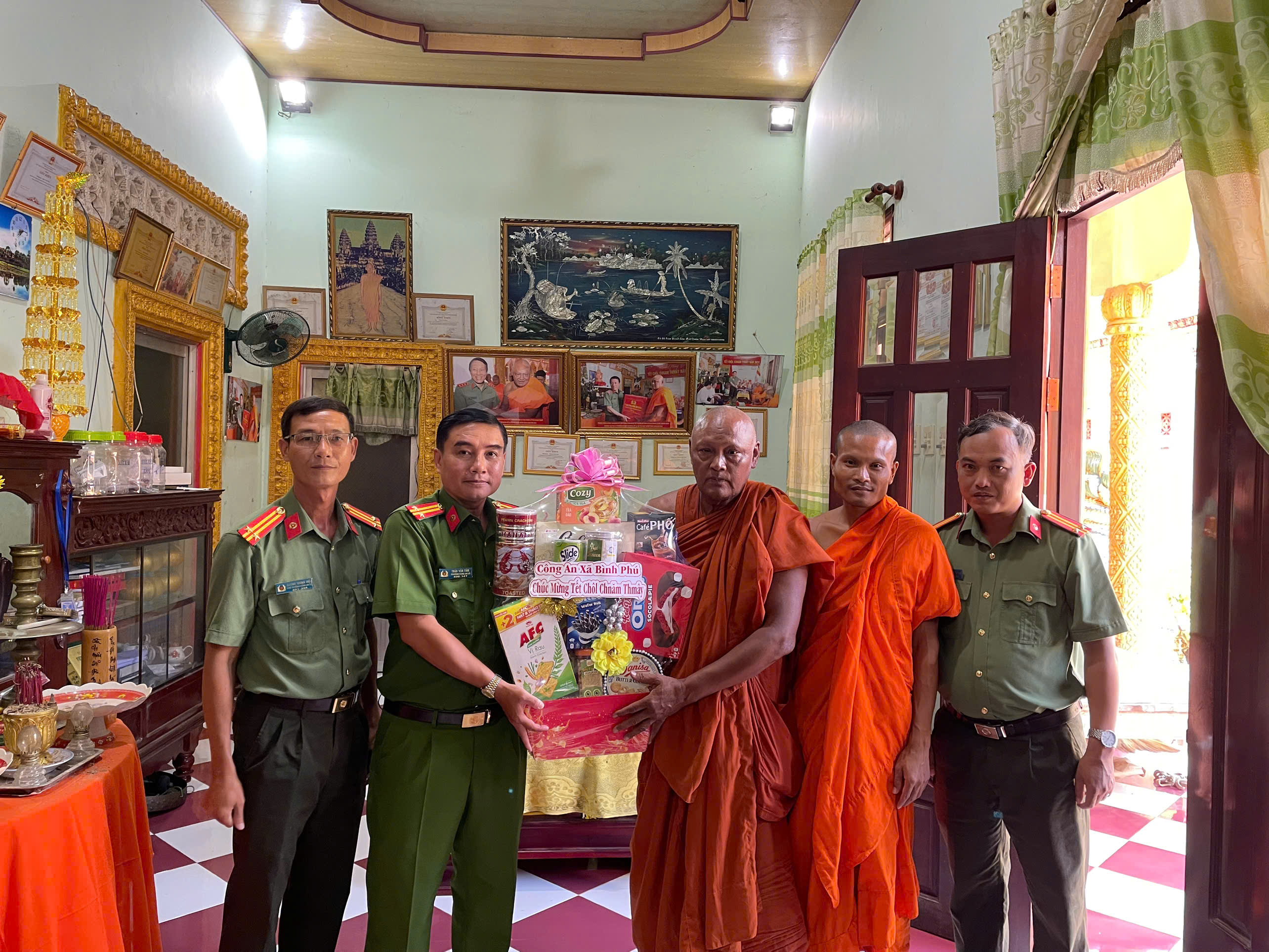 14 04 Công an xã Bình Phú thăm, chúc Tết cổ truyền Chôl Chnam Thmây các chùa Phật giáo Nam tông Khmer trên địa bàn (1)