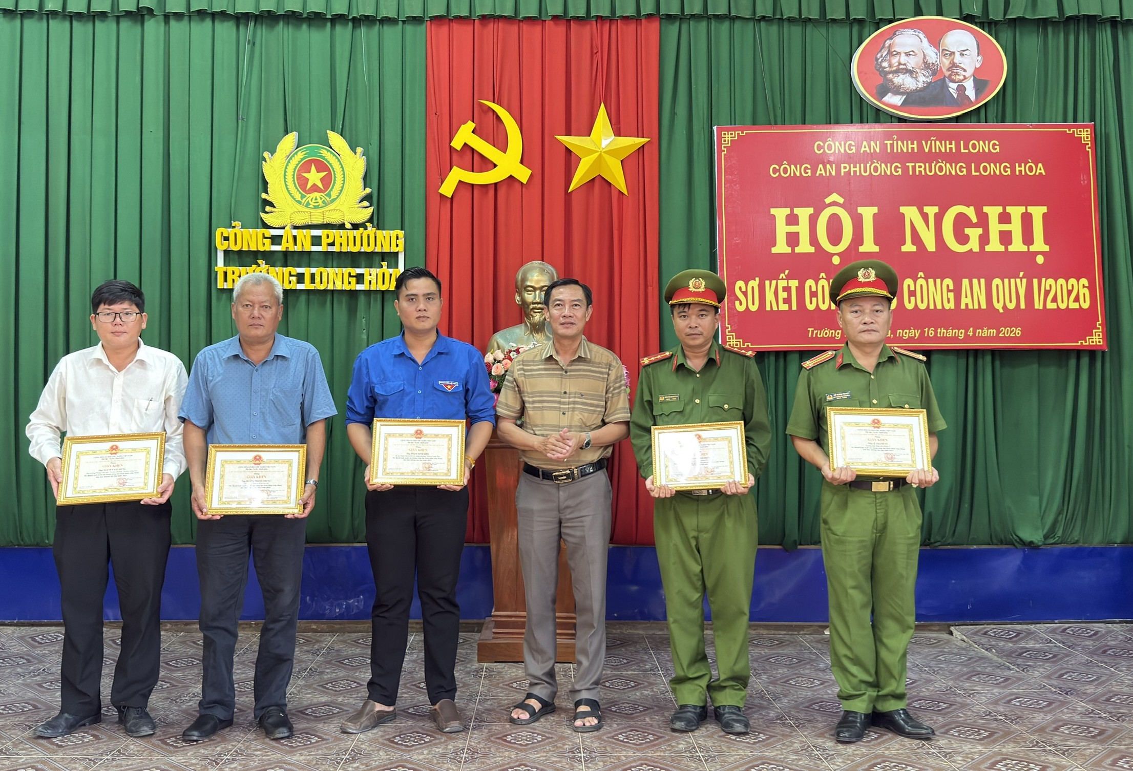 6 TRAO KHEN THƯỞNG 1