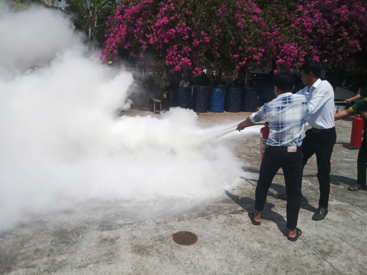 Ảnh 3 Học viên sử dụng bình chữa cháy xách tay