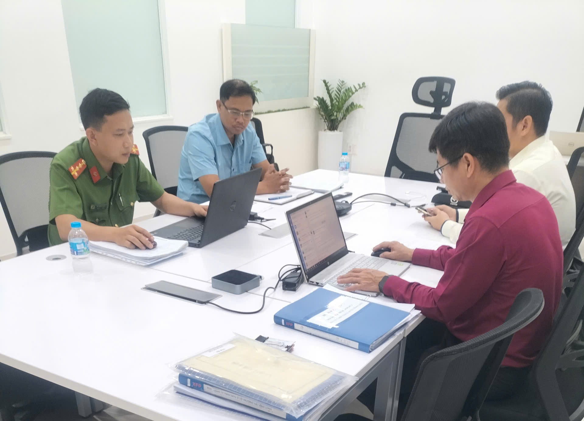 Ảnh Đoàn kiểm tra về phòng cháy và chữa cháy làm việc với cơ sở