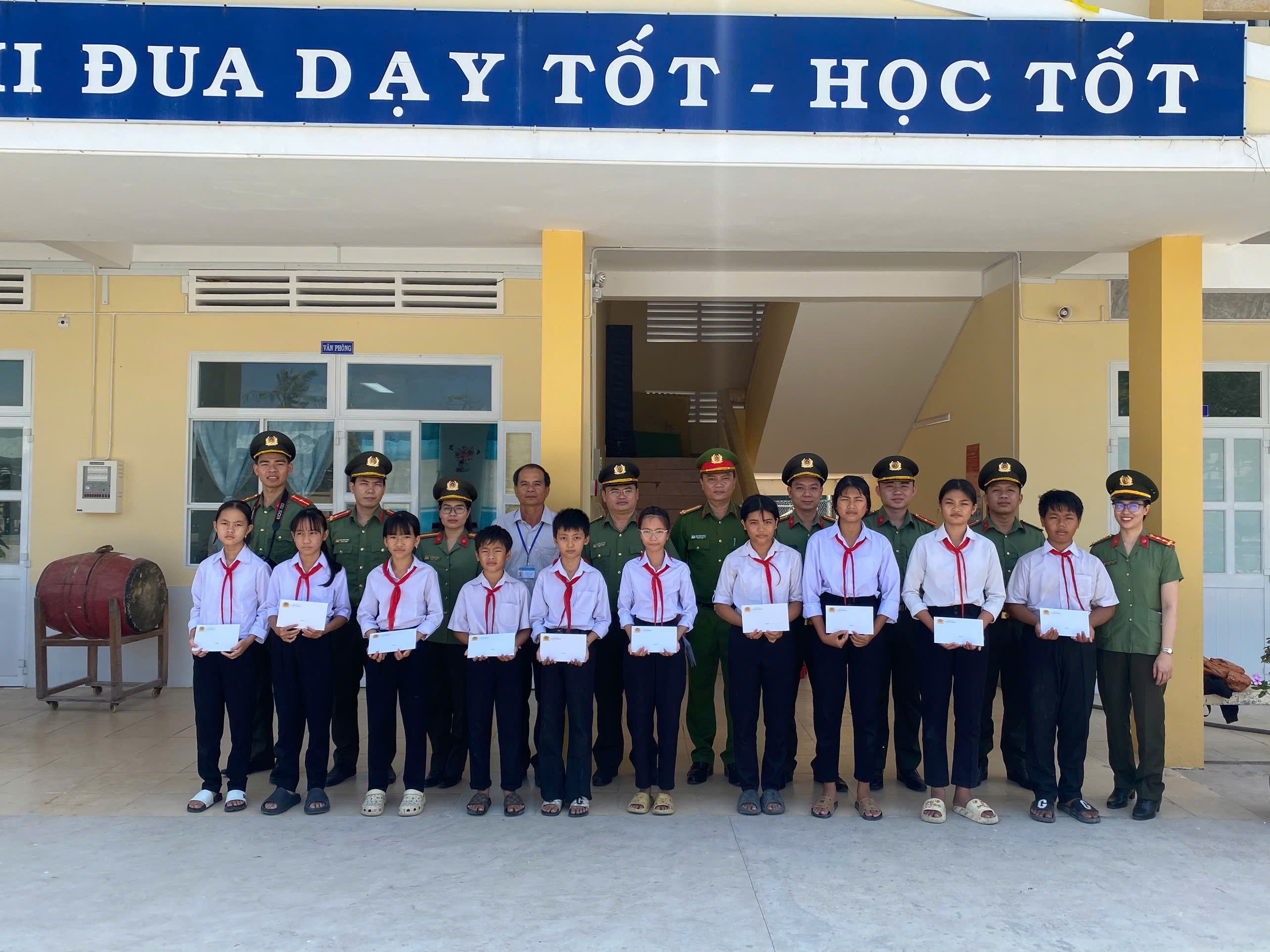 ảnh tặng quà học sinh cục v06