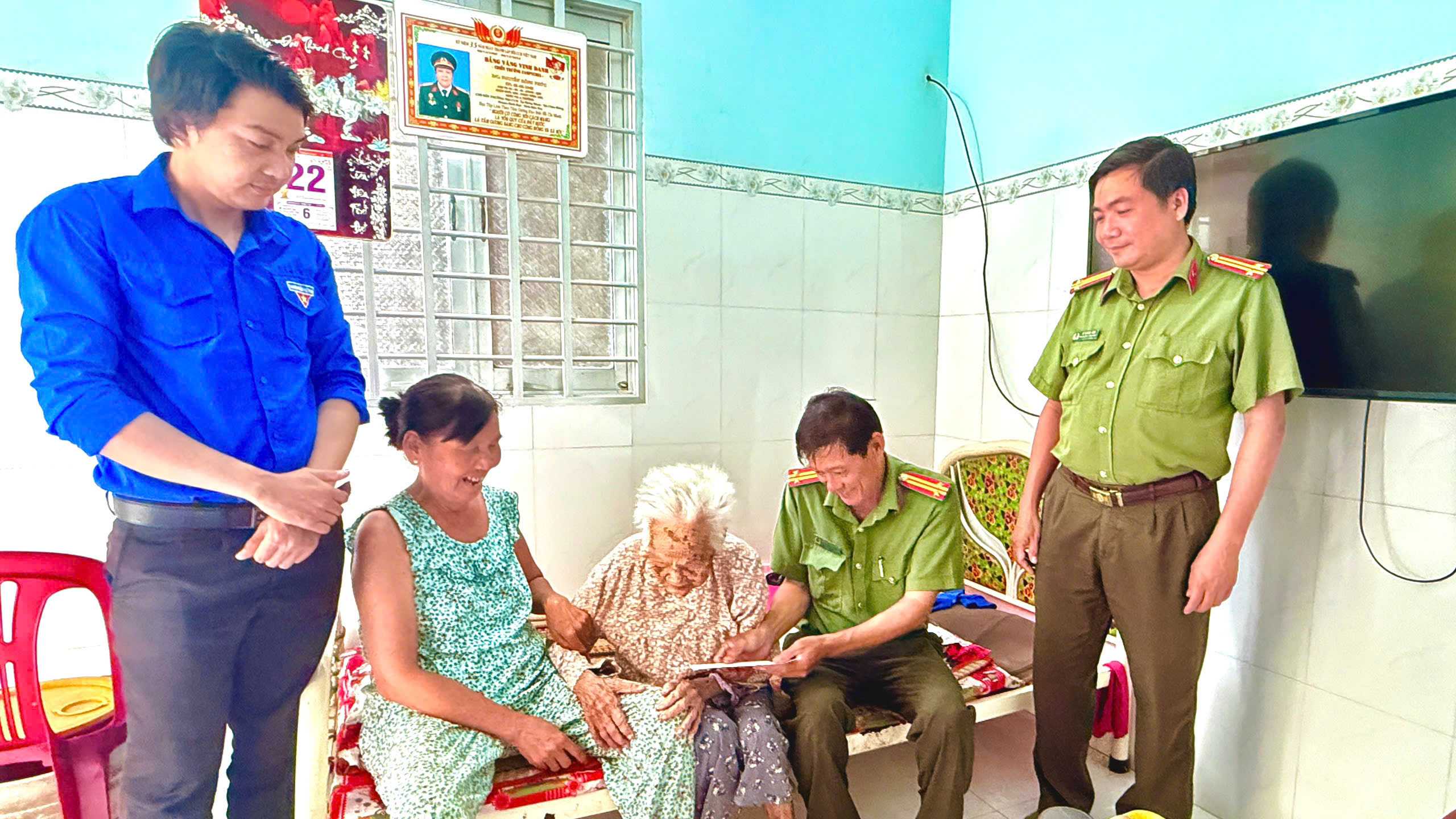 Ban chỉ huy Công an xã Châu Hưng thăm và tặng quà Mẹ Việt Nam anh hùng Nguyễn Thị Chơi