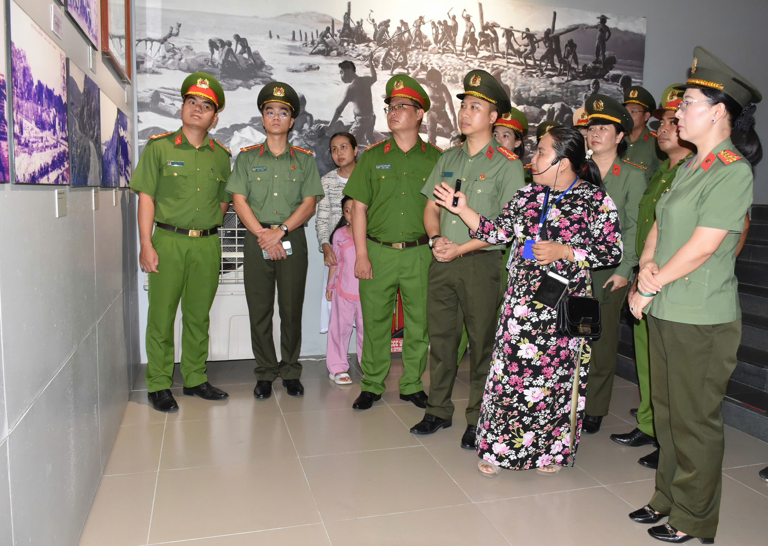Các thành viên trong đoàn tham quan tại bảo tàng Côn Đảo