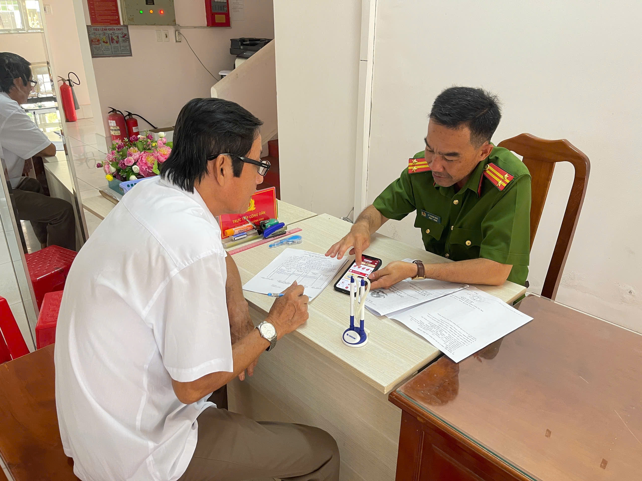 CÁN BỘ CÔNG AN PHƯỜNG HƯỚNG DẪN NGƯỜI DÂN TÍCH HỢP TÀI KHOẢN ASXH