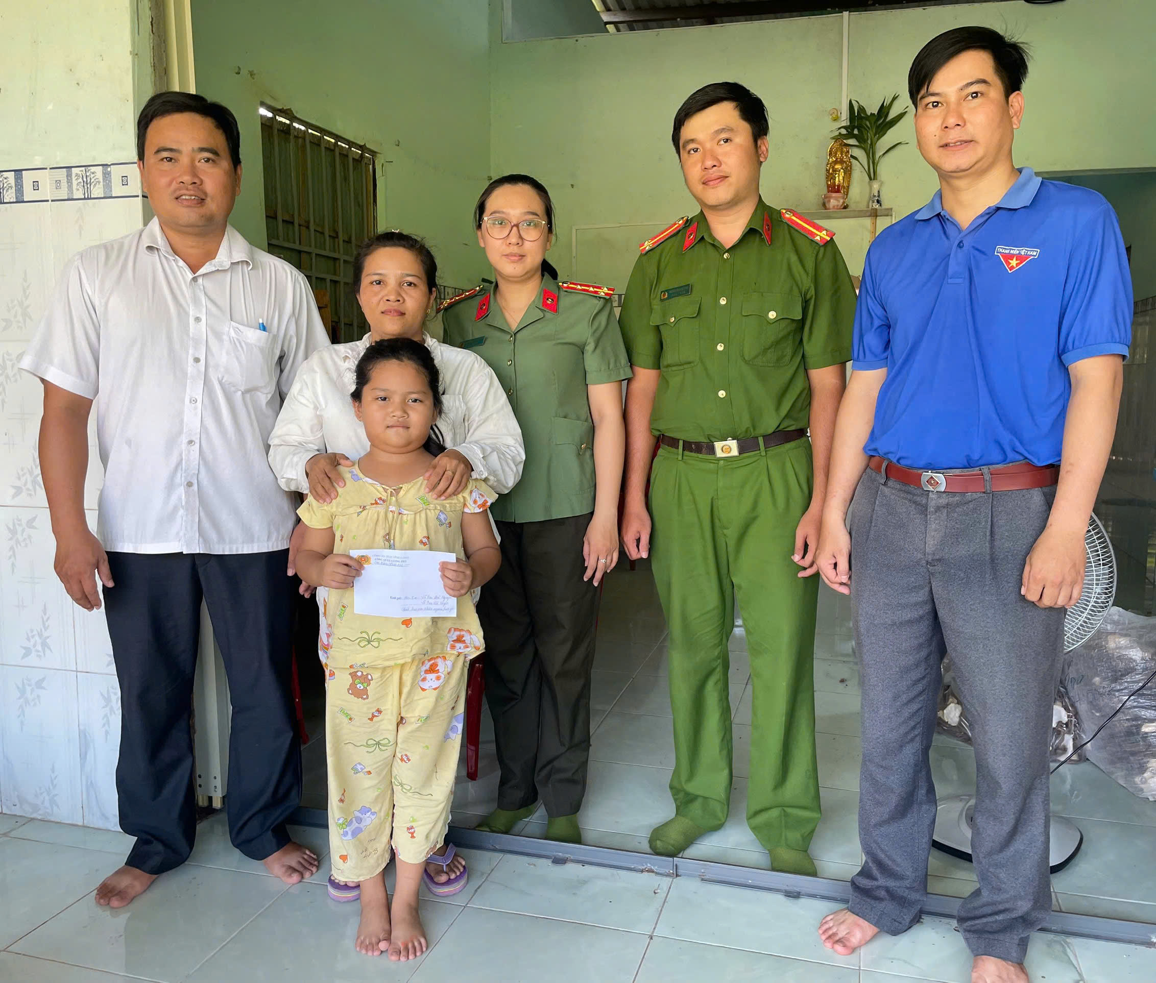 Chi đoàn tặng quà cho em học sinh