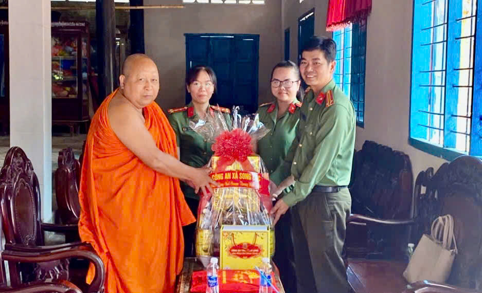 Chúc tết tại chùa Bình La