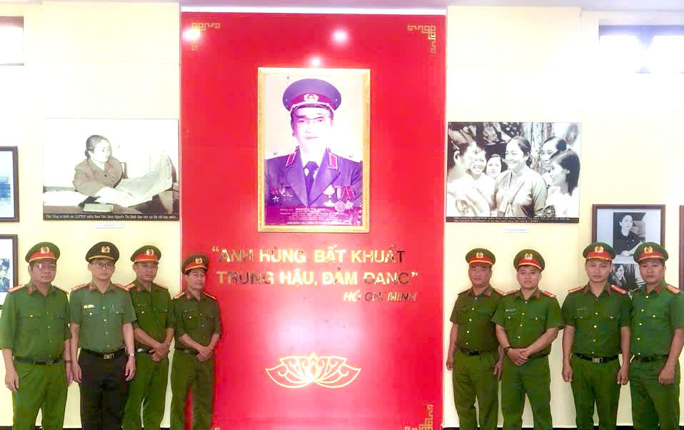 Công an xã Châu Hưng chụp ảnh lưu niệm với chân dung Nữ tướng Nguyễn Thị Định