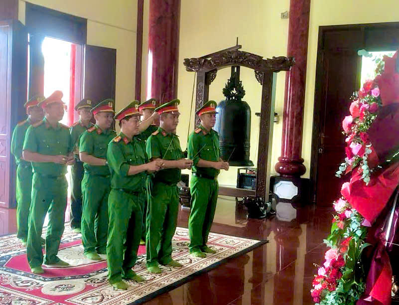 Công an xã Châu Hưng dân hương tại đền thờ Nữ tướng Nguyễn Thị Định