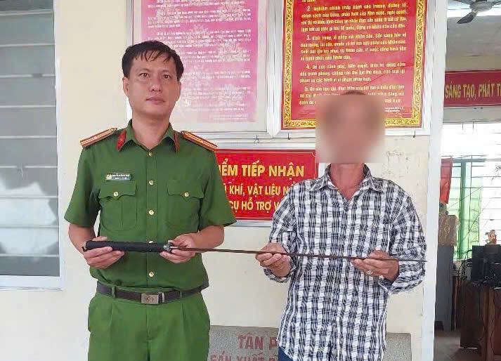 Công an xã Lương Phú tiếp nhận vũ khí thô sơ do ông N T T tự nguyện giao nộp