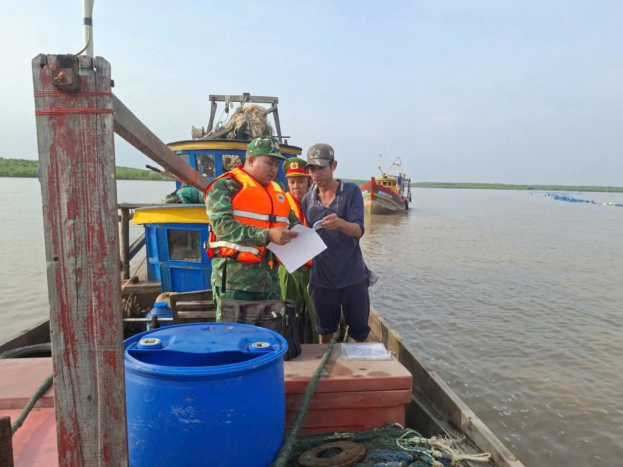 Công an xã Thới Thuận phối hợp với Đồn biên phòng cửa khẩu cảng Giao Long tuyên truyền cho các