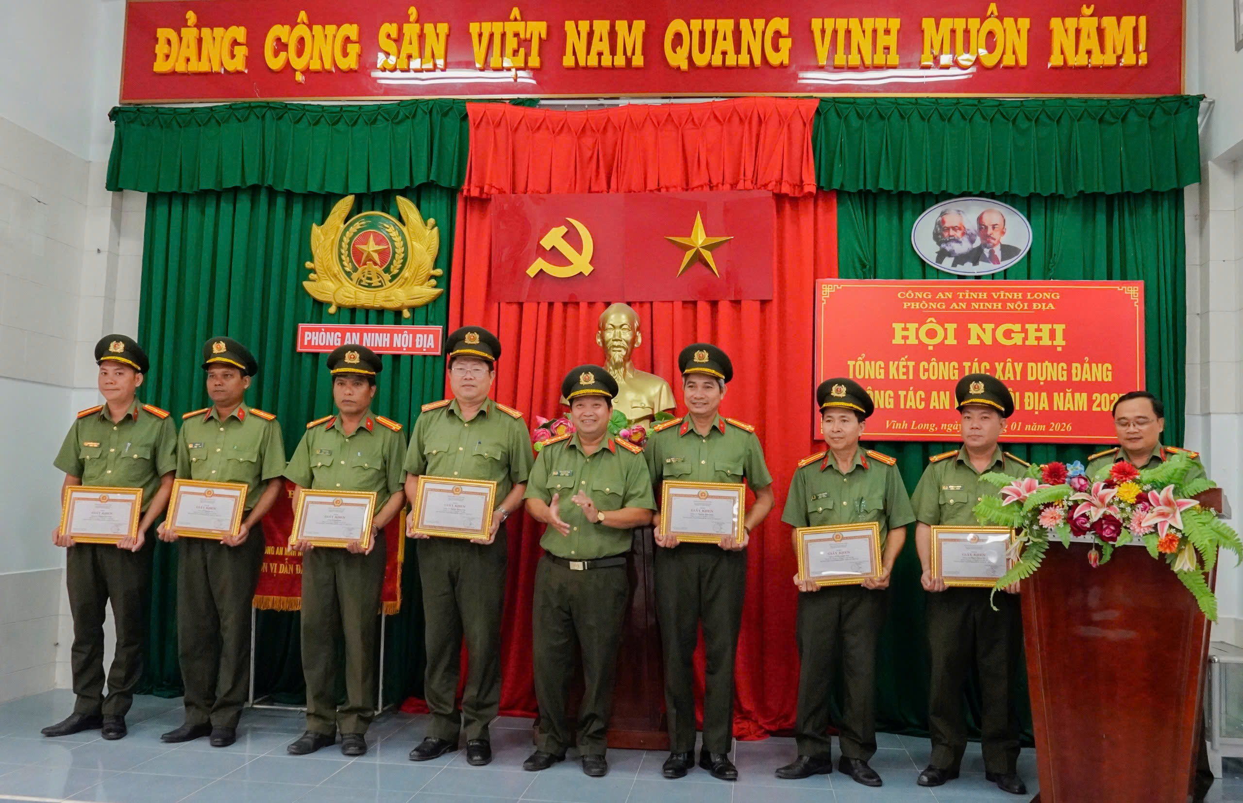 Đại tá Trần Quốc Phục, Phó Giám đốc Công an tỉnh tặng giấy khen cho các tập thể, cá nhân có thành tích xuất sắc (1)