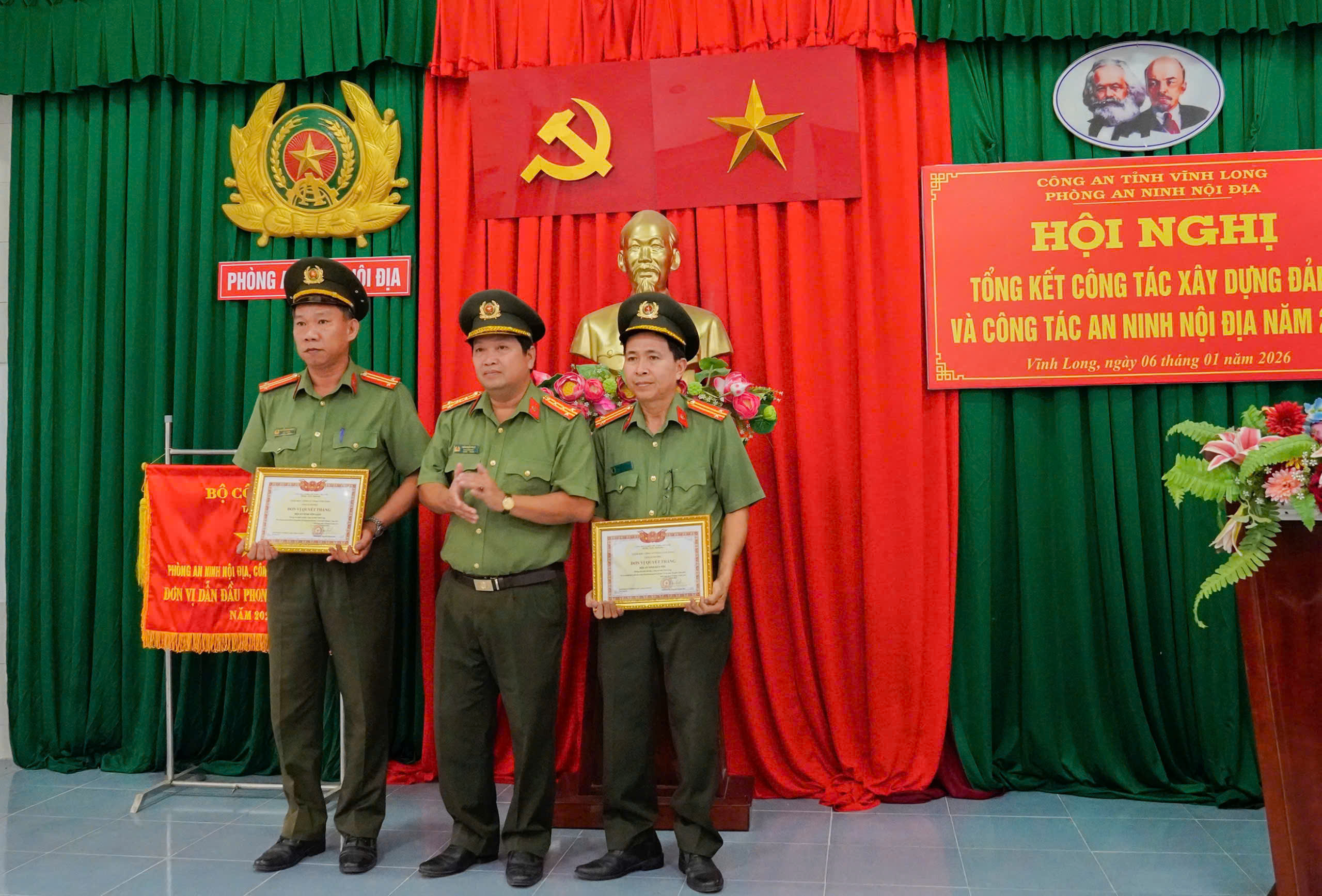 Đại tá Trần Quốc Phục, Phó Giám đốc Công an tỉnh tặng giấy khen cho các tập thể, cá nhân có thành tích xuất sắc (2)