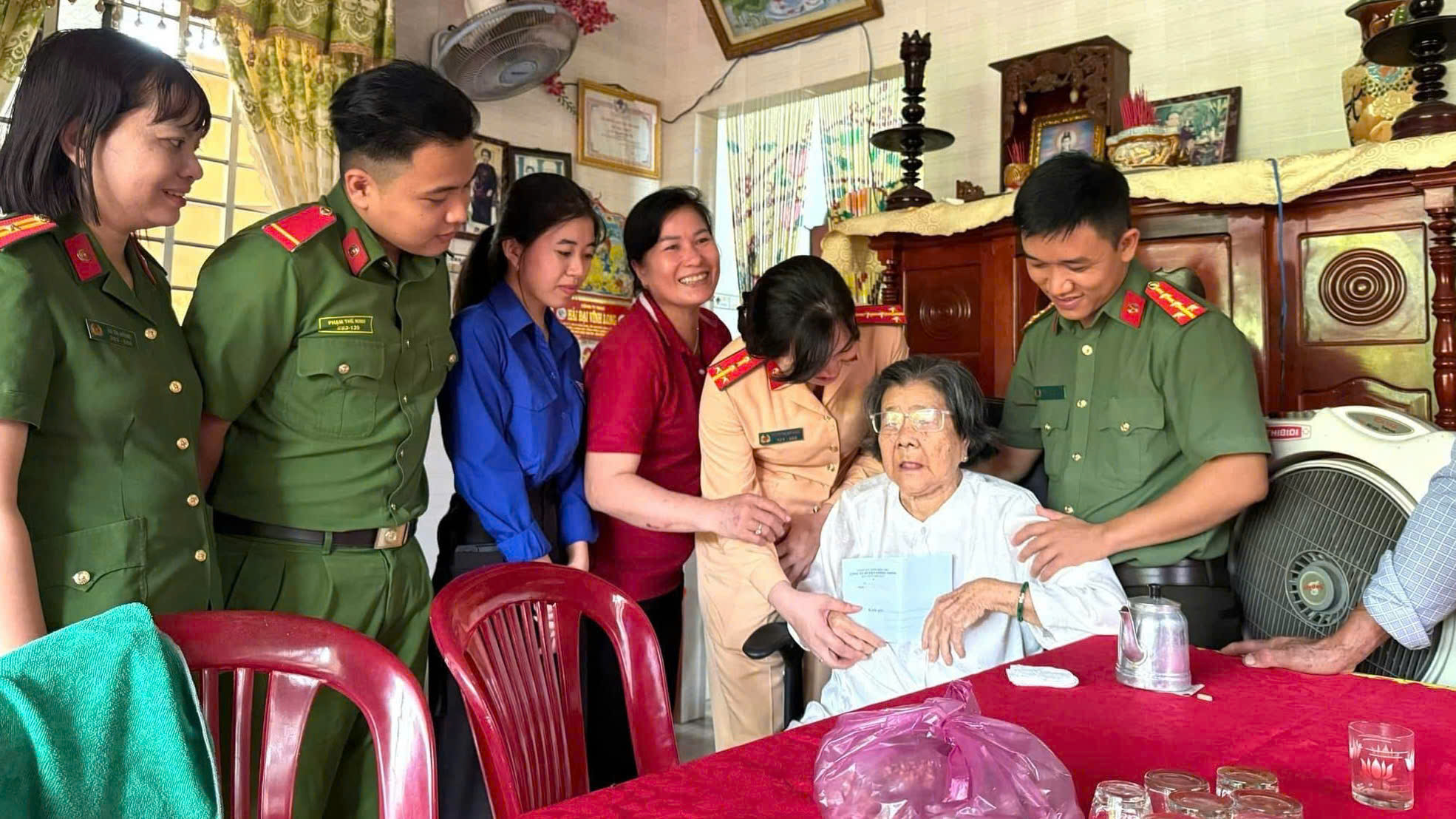 Đại úy Nguyễn Phan Hùng Vũ (người thứ nhất từ phải sang) tham gia công tác Đoàn tại địa phương