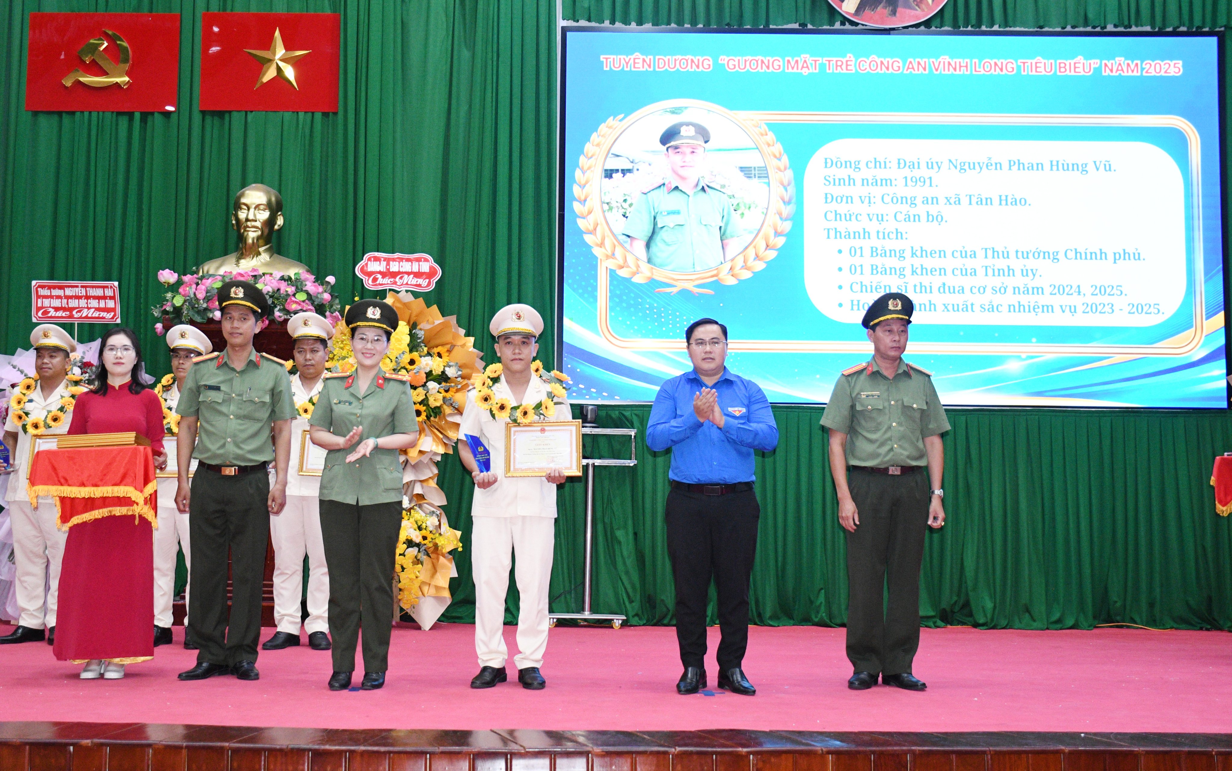 Đại úy Nguyễn Phan Hùng Vũ nhận danh hiệu Gương mặt trẻ tiêu biểu Công an tỉnh Vĩnh Long năm 2025