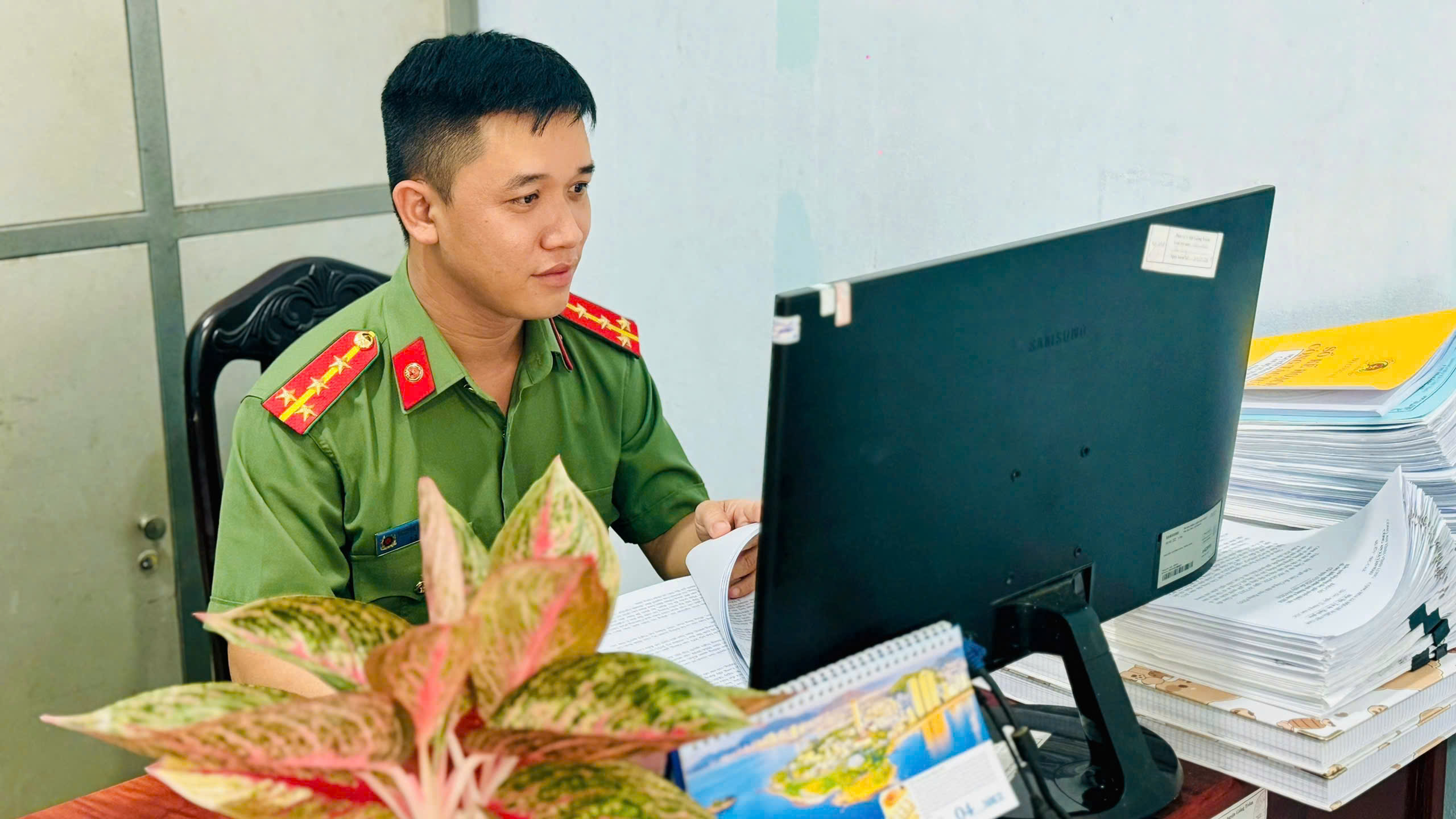 Đại úy Nguyễn Phan Hùng Vũ thực hiện nhiệm vụ tại đơn vị