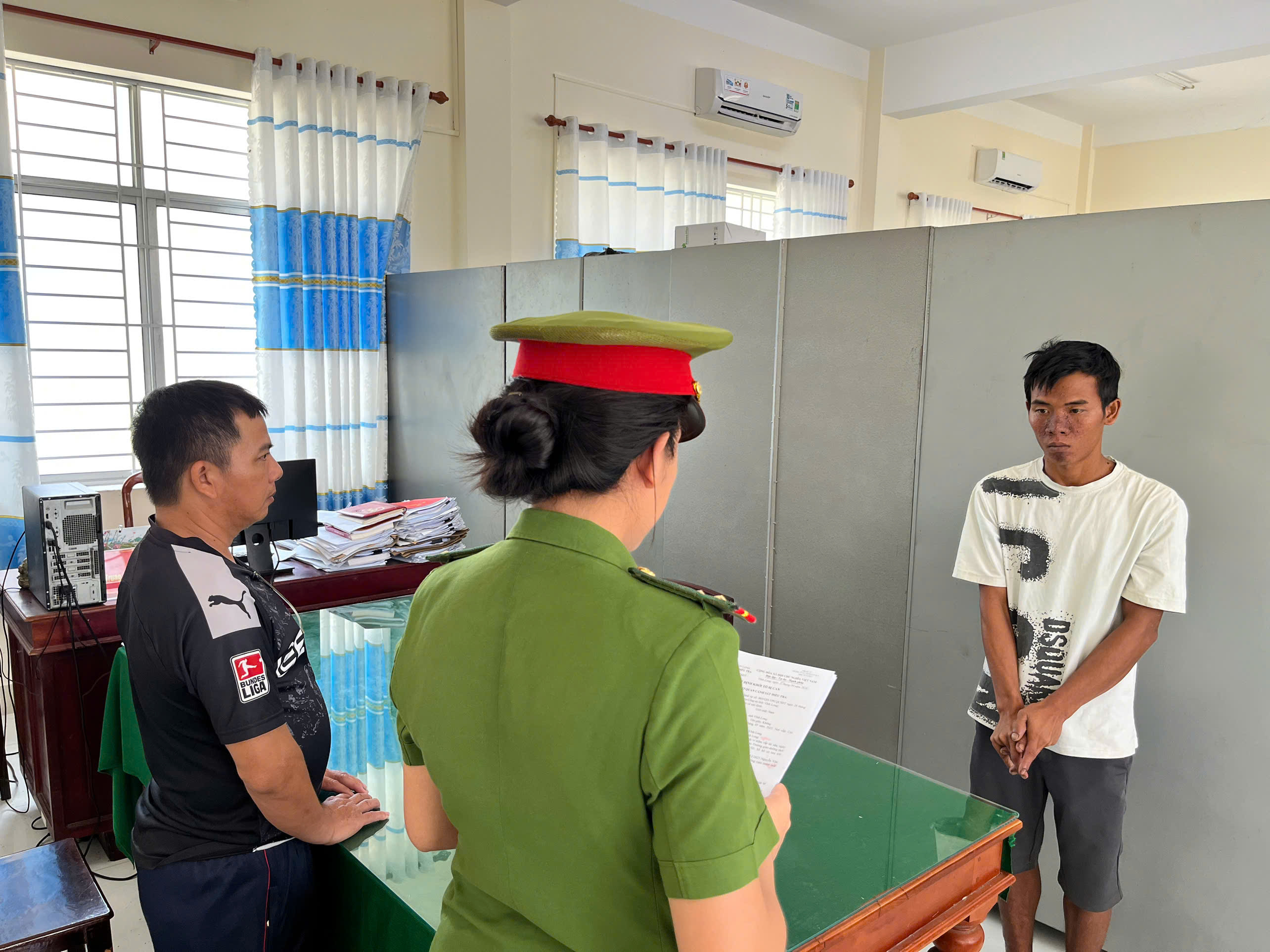 Điều tra viên thông qua quyết định khởi tố bị can