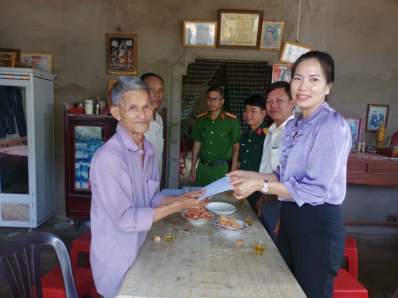 Đoàn thăm hỏi, tặng quà bà con người dân tộc Khmer