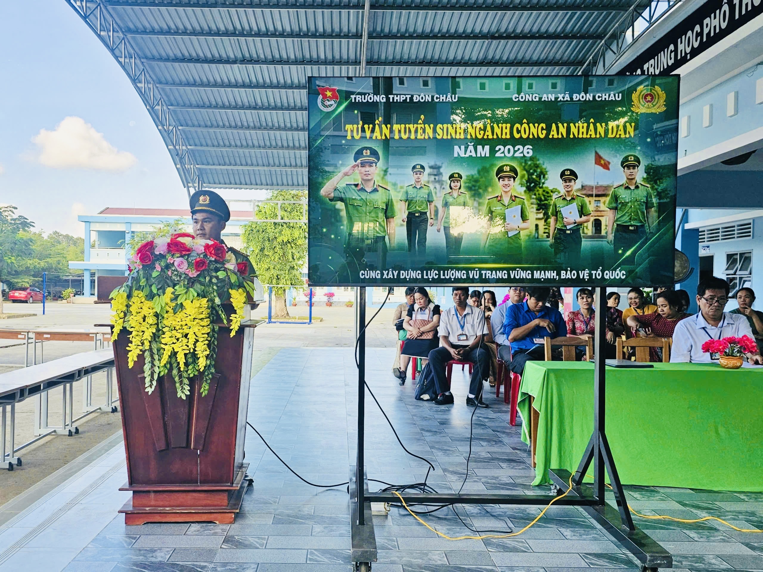 Đồng chí Trịnh Hoàng Tâm tuyên truyền tại trường THPT Đôn Châu