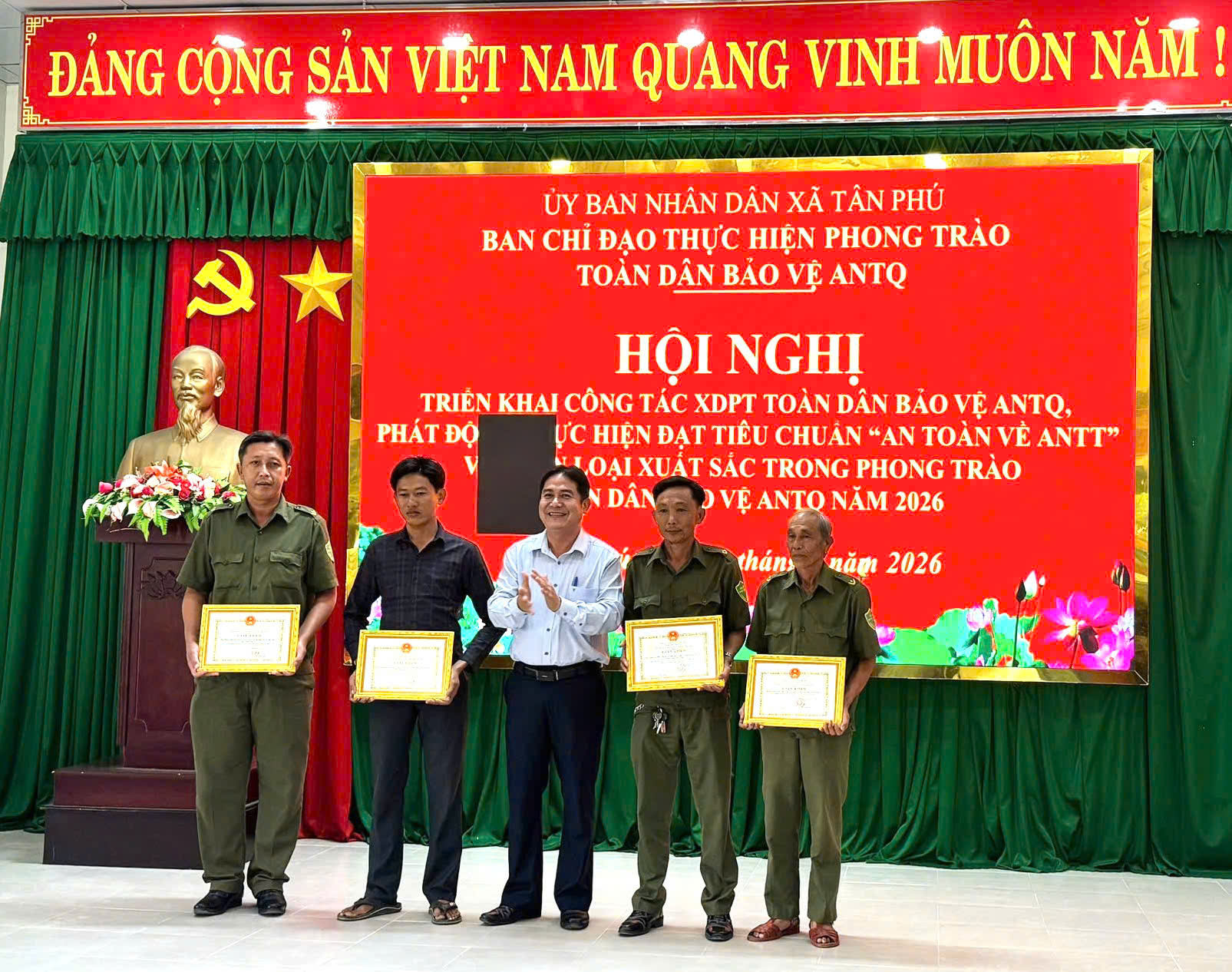 giay khen chủ tịch UBND xã