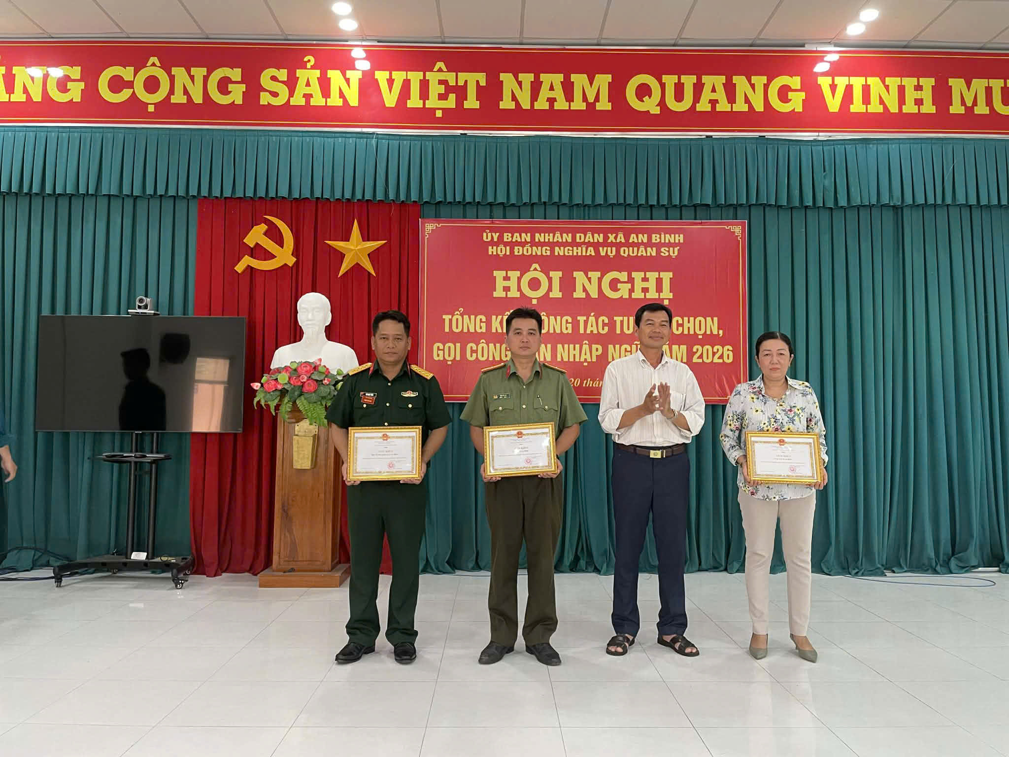 hình cán bộ CAX nhận khen thưởng tại hội nghị