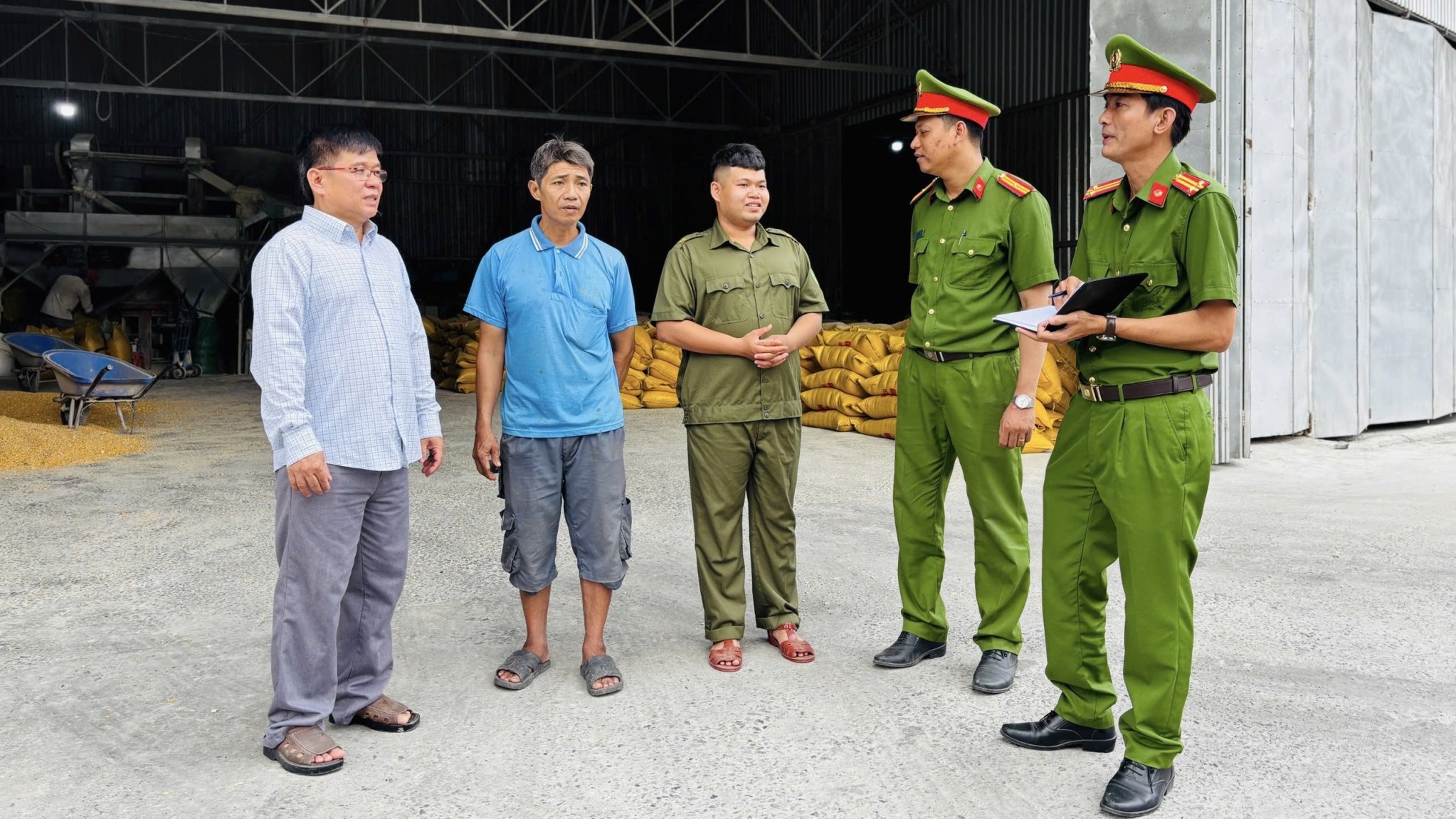 Lực lượng Công an bám sát cơ sở để gần dân, hiểu dân và lắng nghe ý kiến Nhân dân