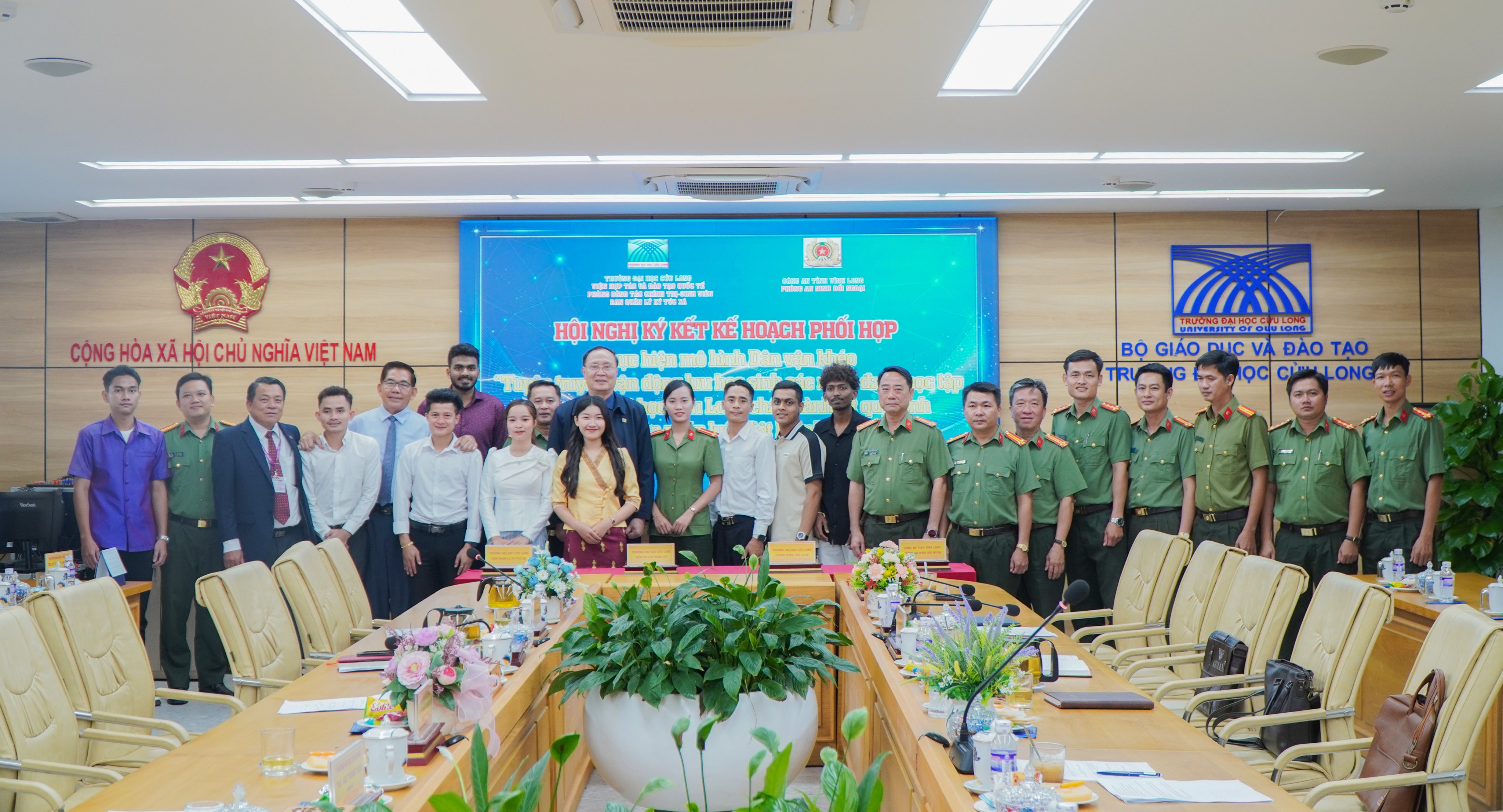 Lực lượng Công an và Nhà trường chụp ảnh lưu niệm cùng các bạn lưu học sinh