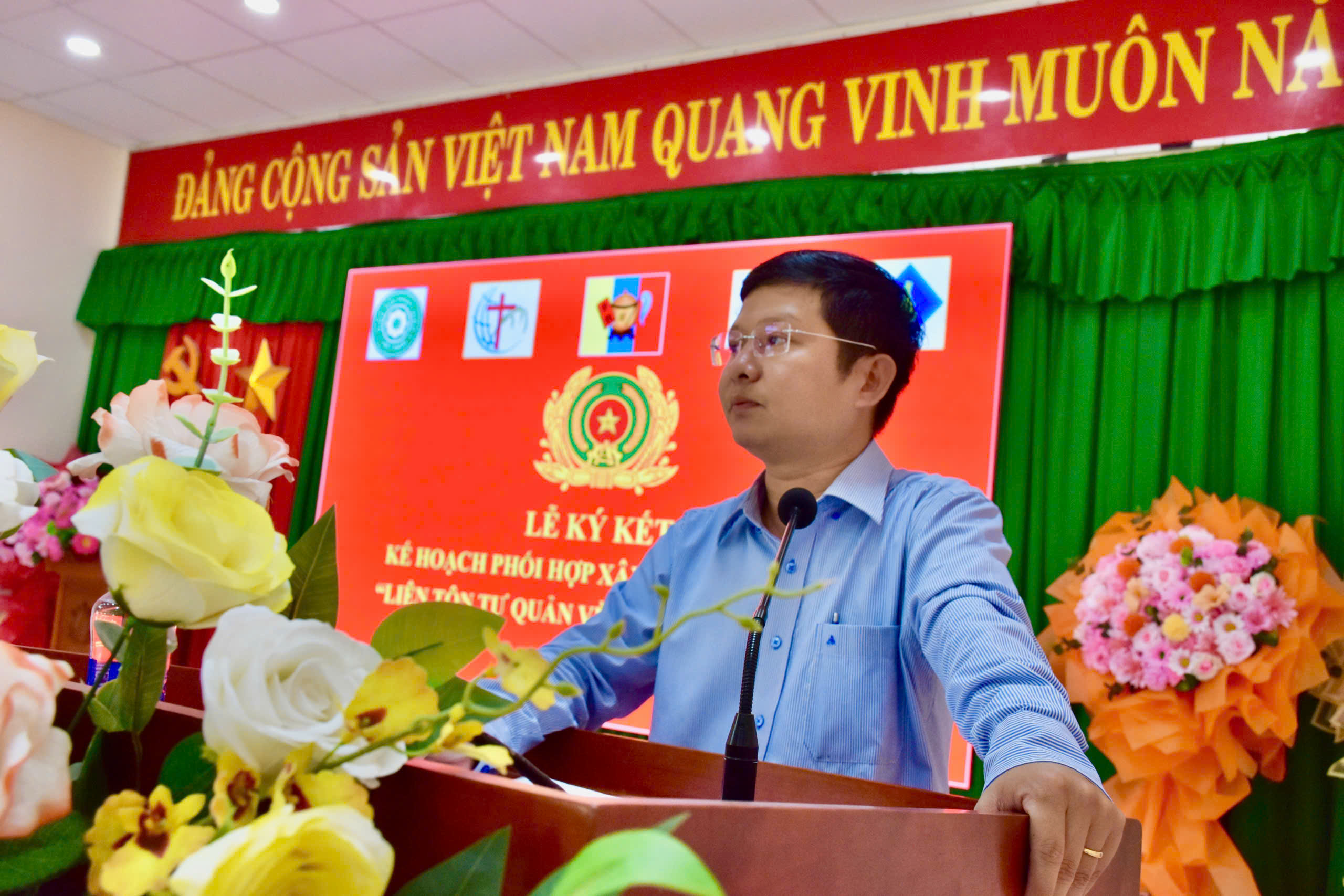 Ông Nguyễn Đức Thịnh Phó Bí thư Thường trực Đảng ủy xã phát biểu tại buổi lễ