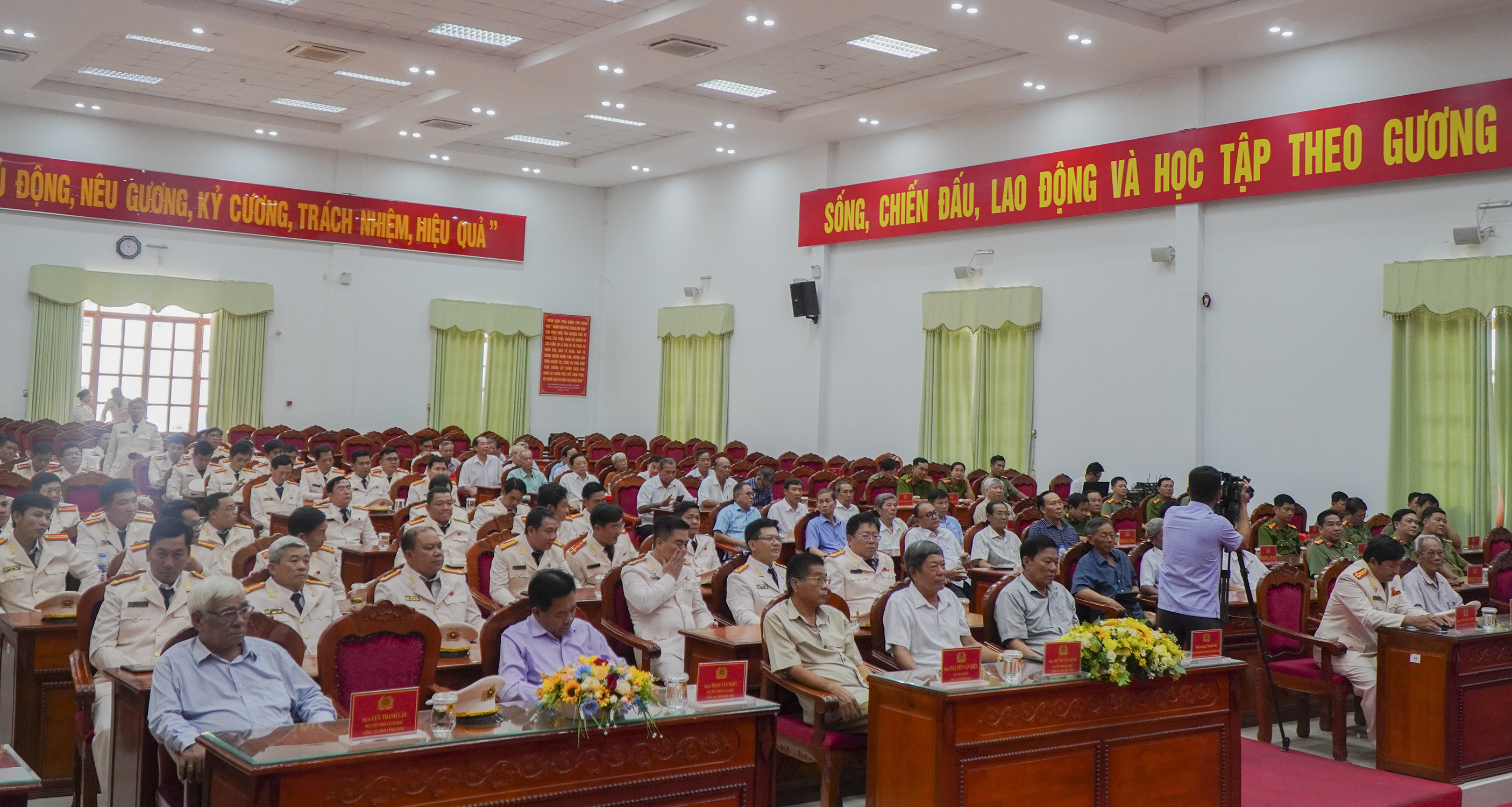 Quang cảnh buổi họp mặt (1)