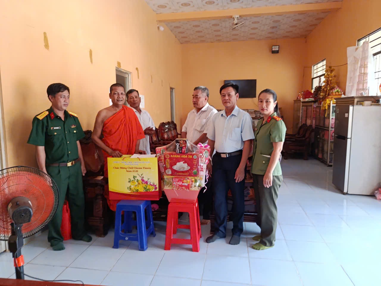 Tặng quà các chùa Nam tông Khmer nhân dịp Chôl Chnăm Thmây