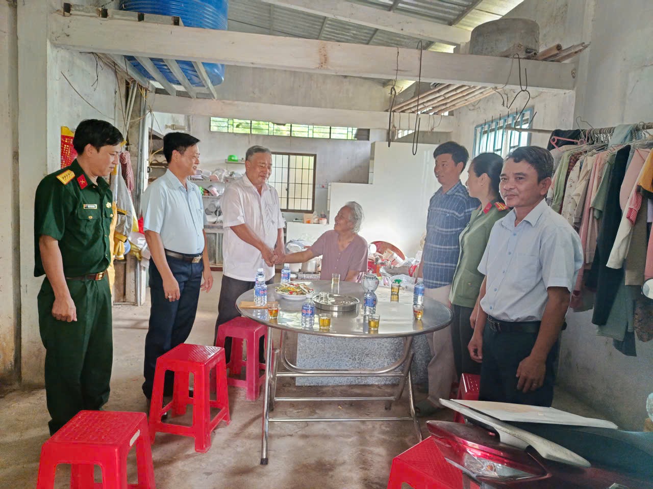Thăm, tặng quà người có uy tín là đồng bào dân tộc Khmer trên địa bàn xã