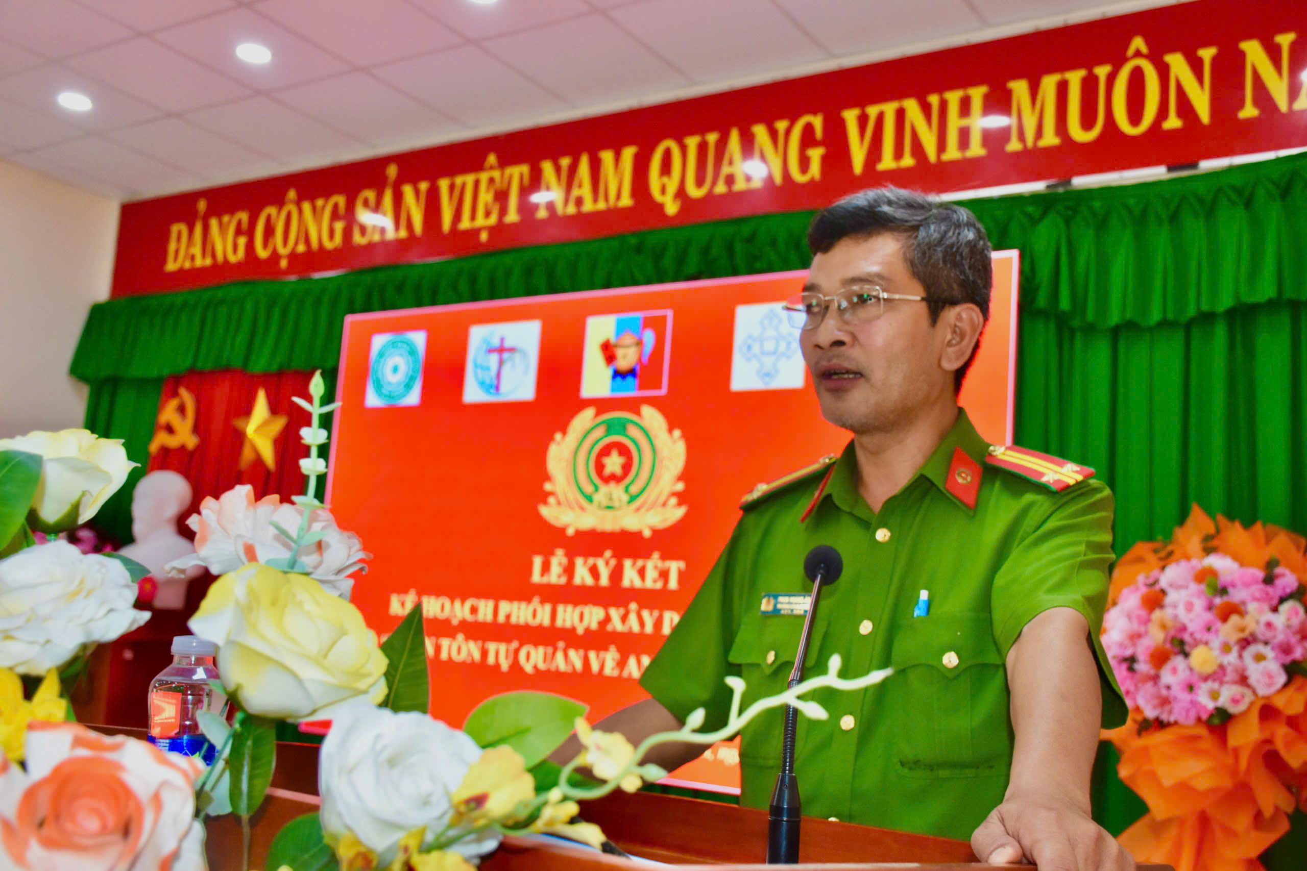 Trung tá Phan Hoàng Ân Trưởng Công an xã phát biểu tại lễ ký kết