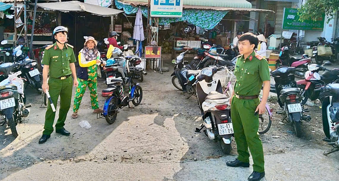 1 Các lực lượng nhắc nhở trường hợp đậu xe không đúng quy định