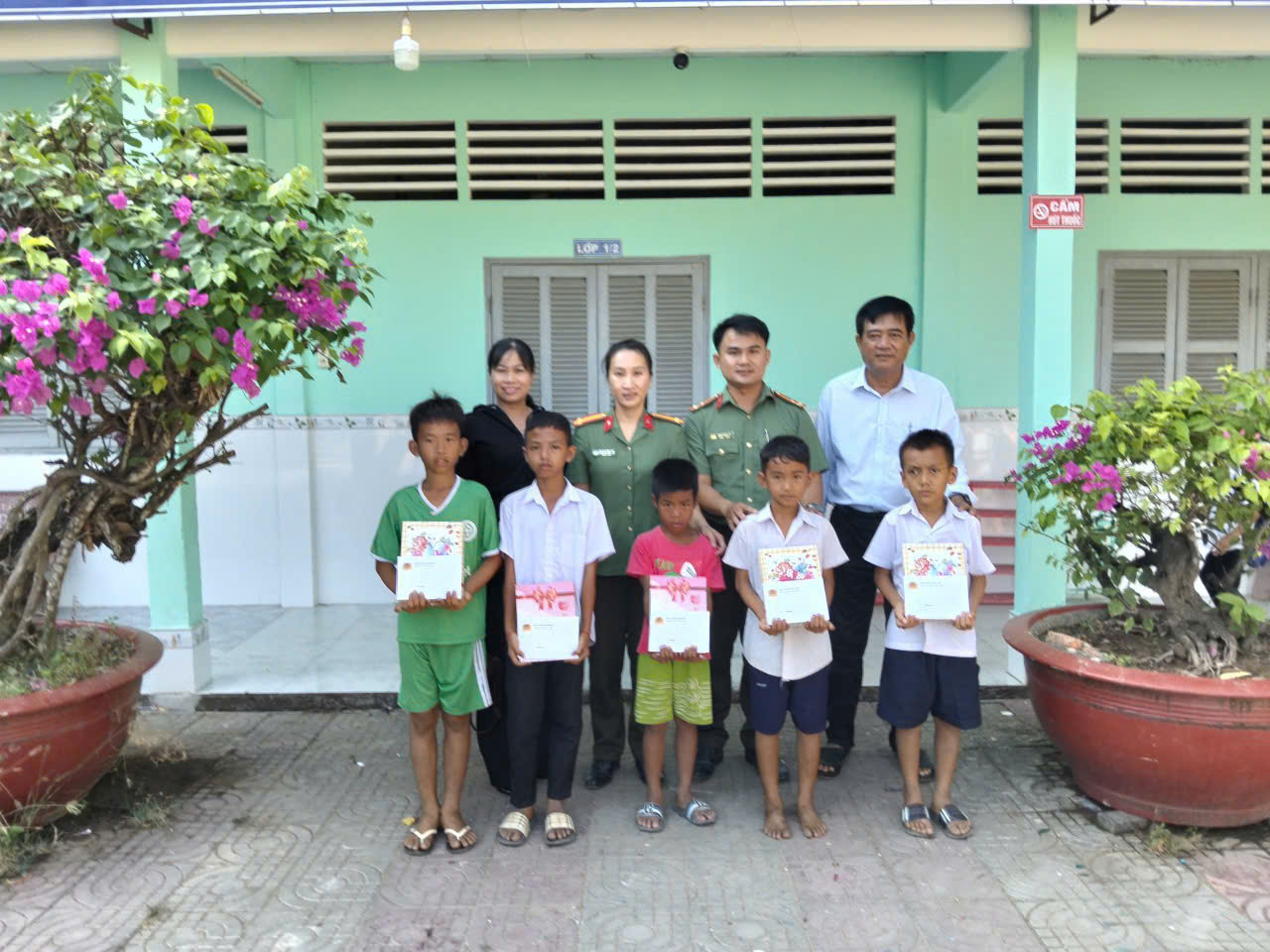 Chi bộ công an xã đôn châu tặng quà cho các em học sinh