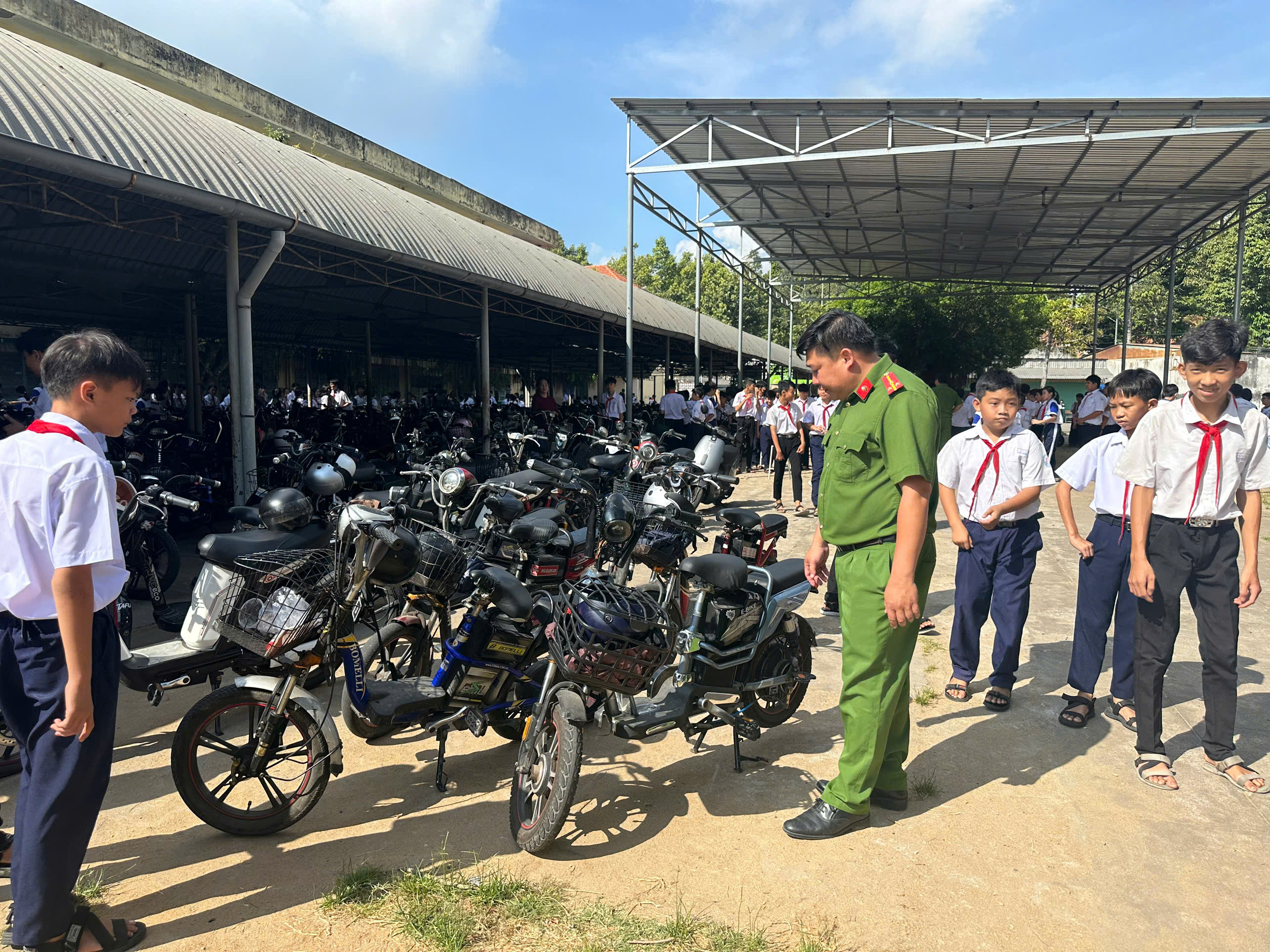 Công an phường Bến Tre kiểm tra bãi giữ xe trường học trên địa bàn