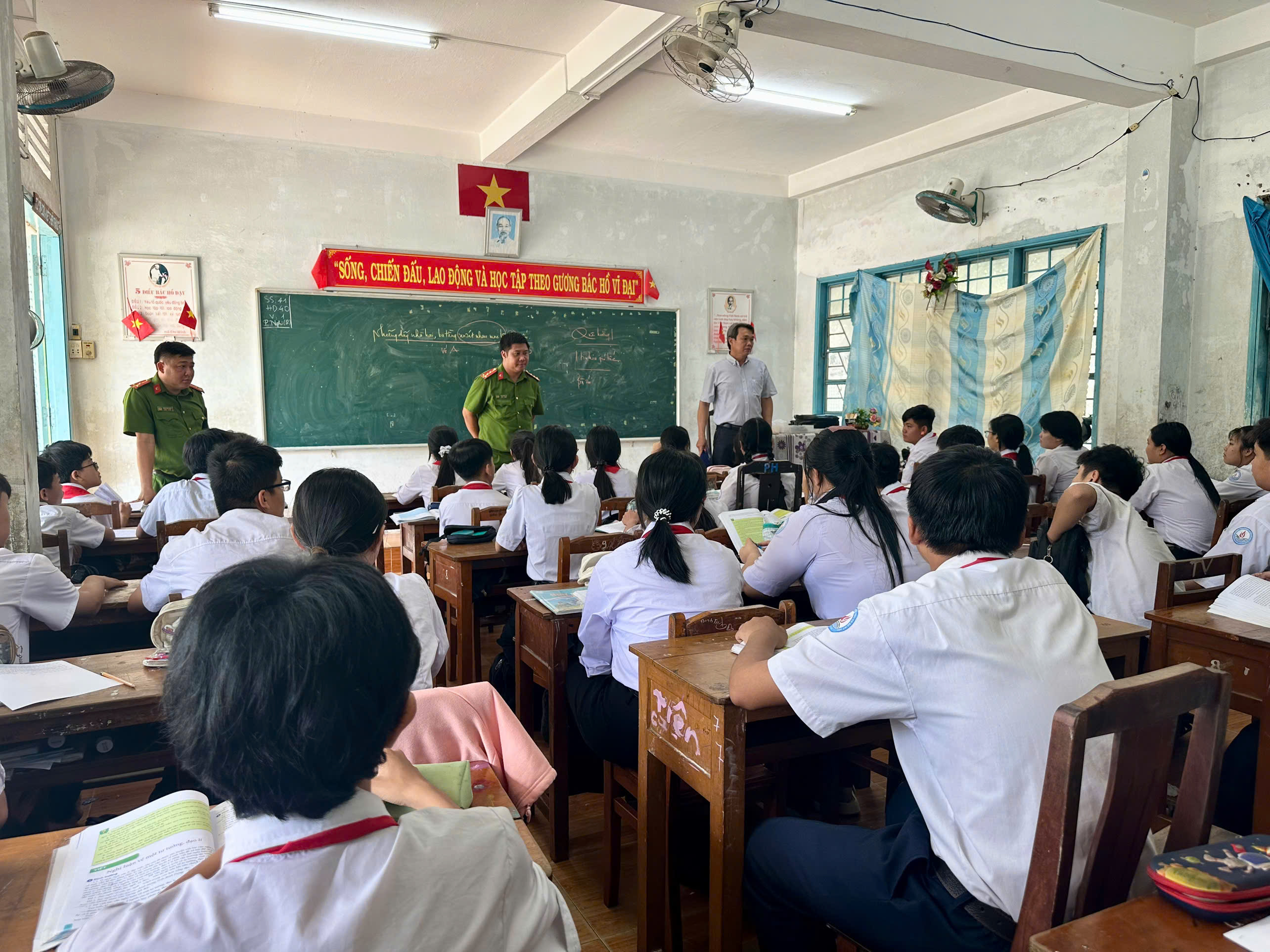 Công an phường Bến Tre tuyên truyền cho các em học sinh