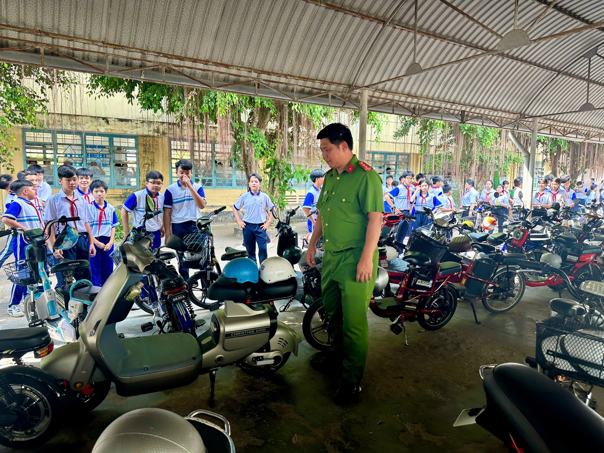 Công an phường kiểm tra bãi giữ xe trường học trên địa bàn