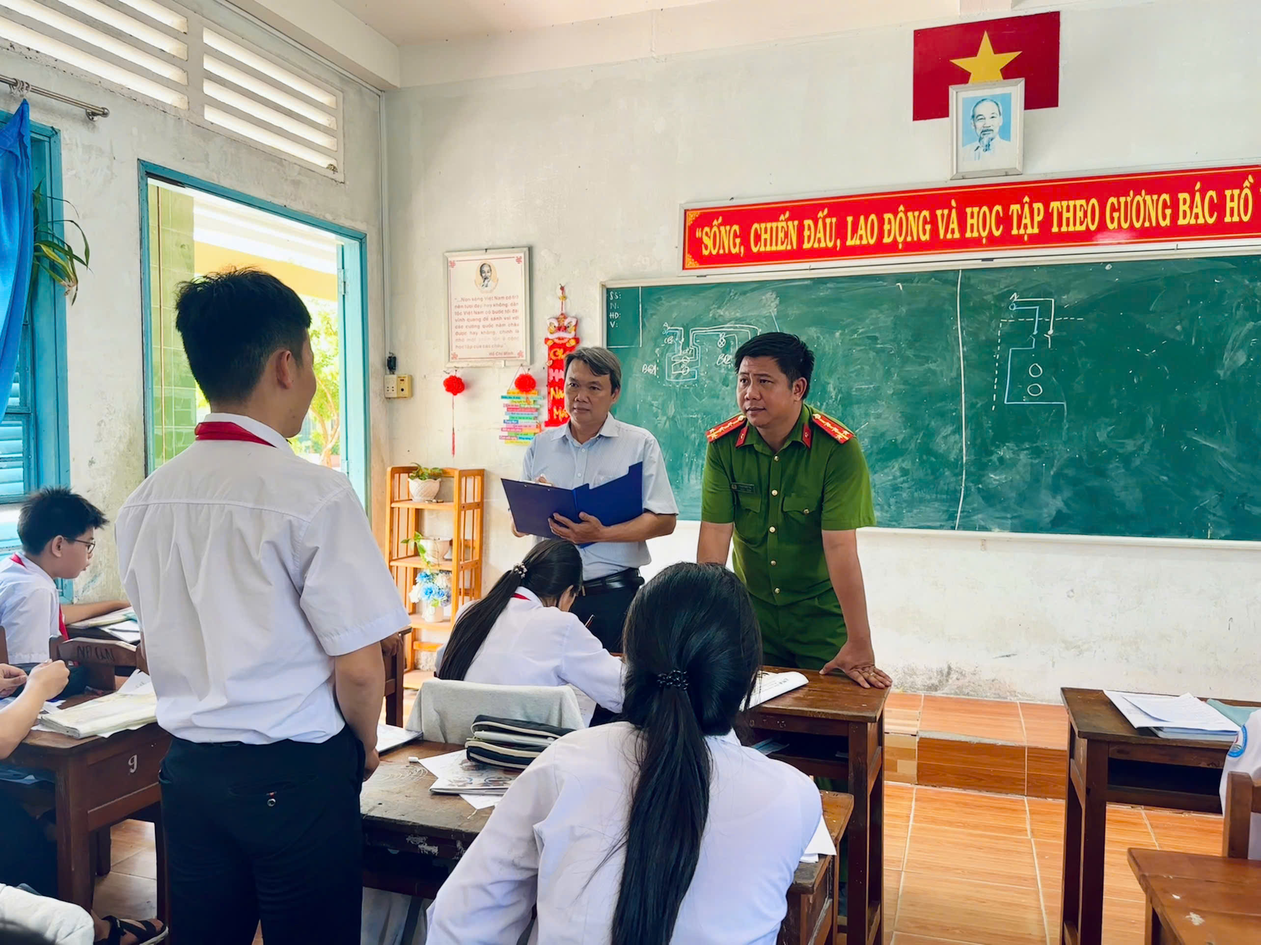 Công an phường tuyên truyền cho các em học sinh