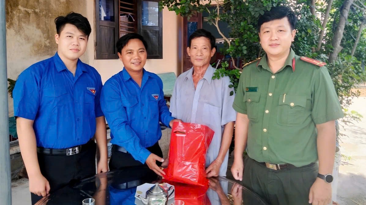 Đoàn đã tặng quà cho chú Phùng Văn Tiến Cựu Thanh niên xung phong 2