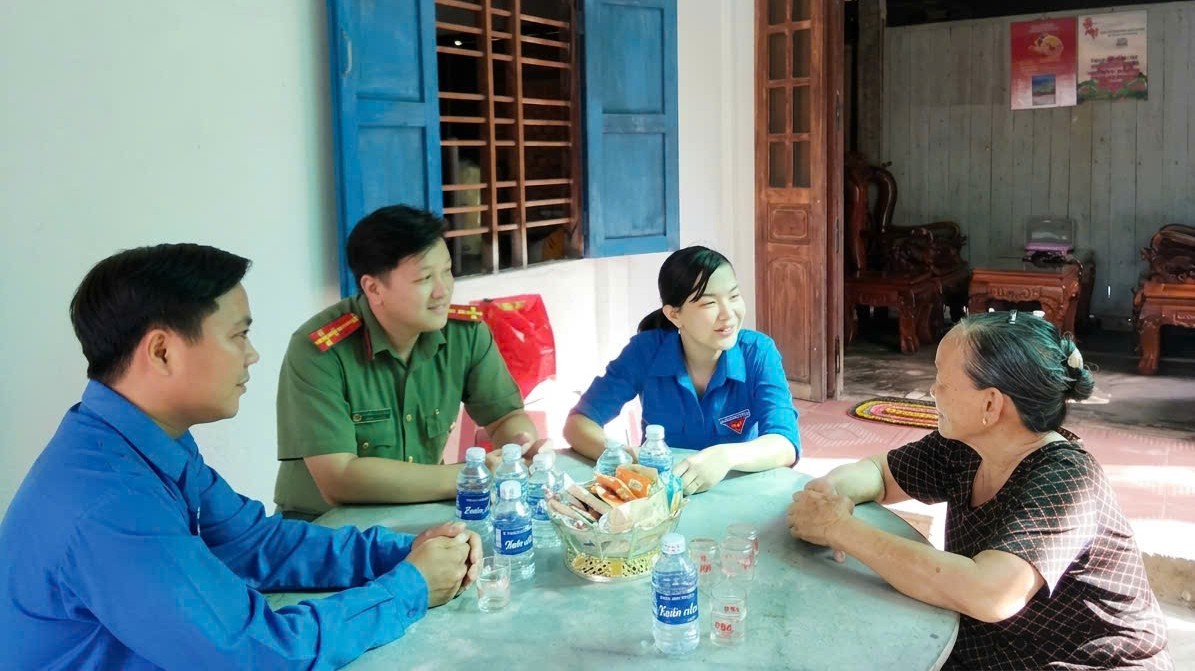 Đoàn thăm hỏi, động viên cô Nguyễn Thị Re Cựu Thanh niên xung phong 2