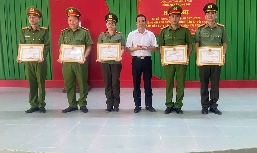 Đồng chí Ngô Hồng Thanh – Chủ tịch UBND trao khen cho các cá nhân
