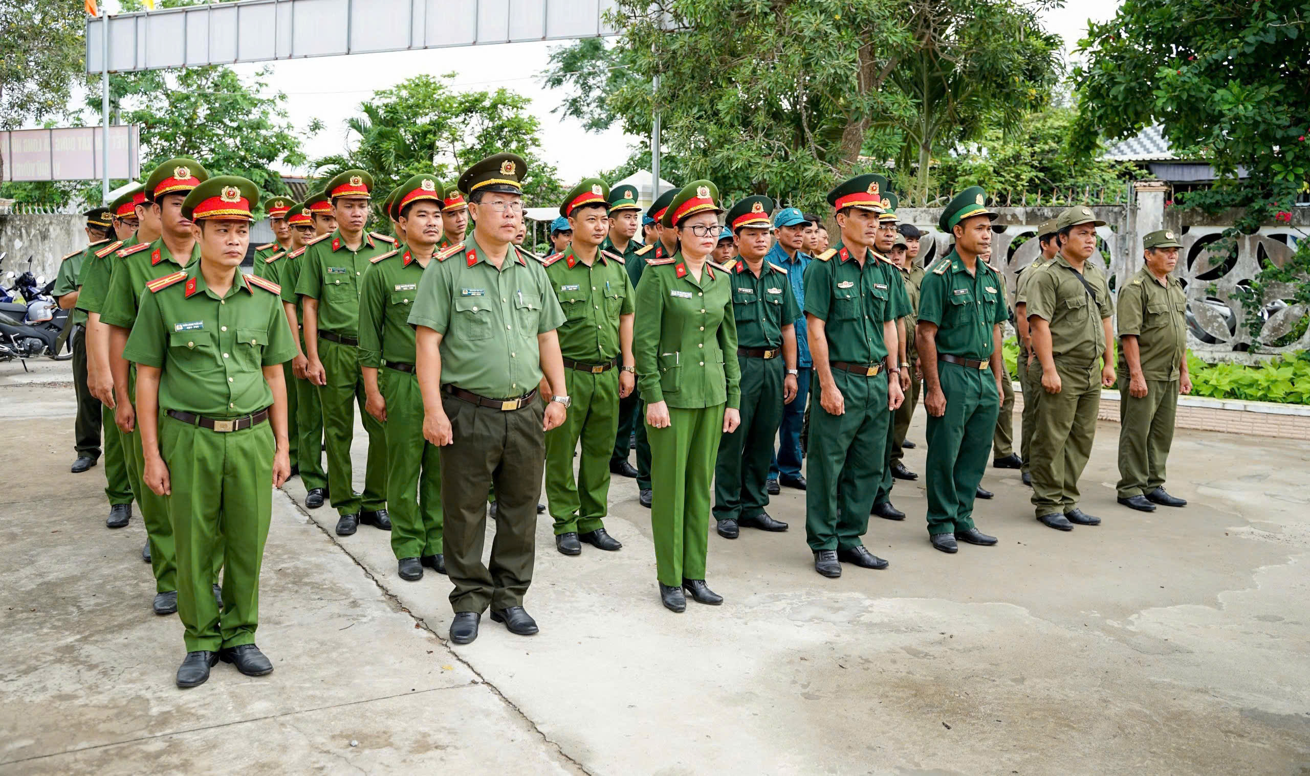 1 Các lực lượng tham dự buổi lễ ra quân