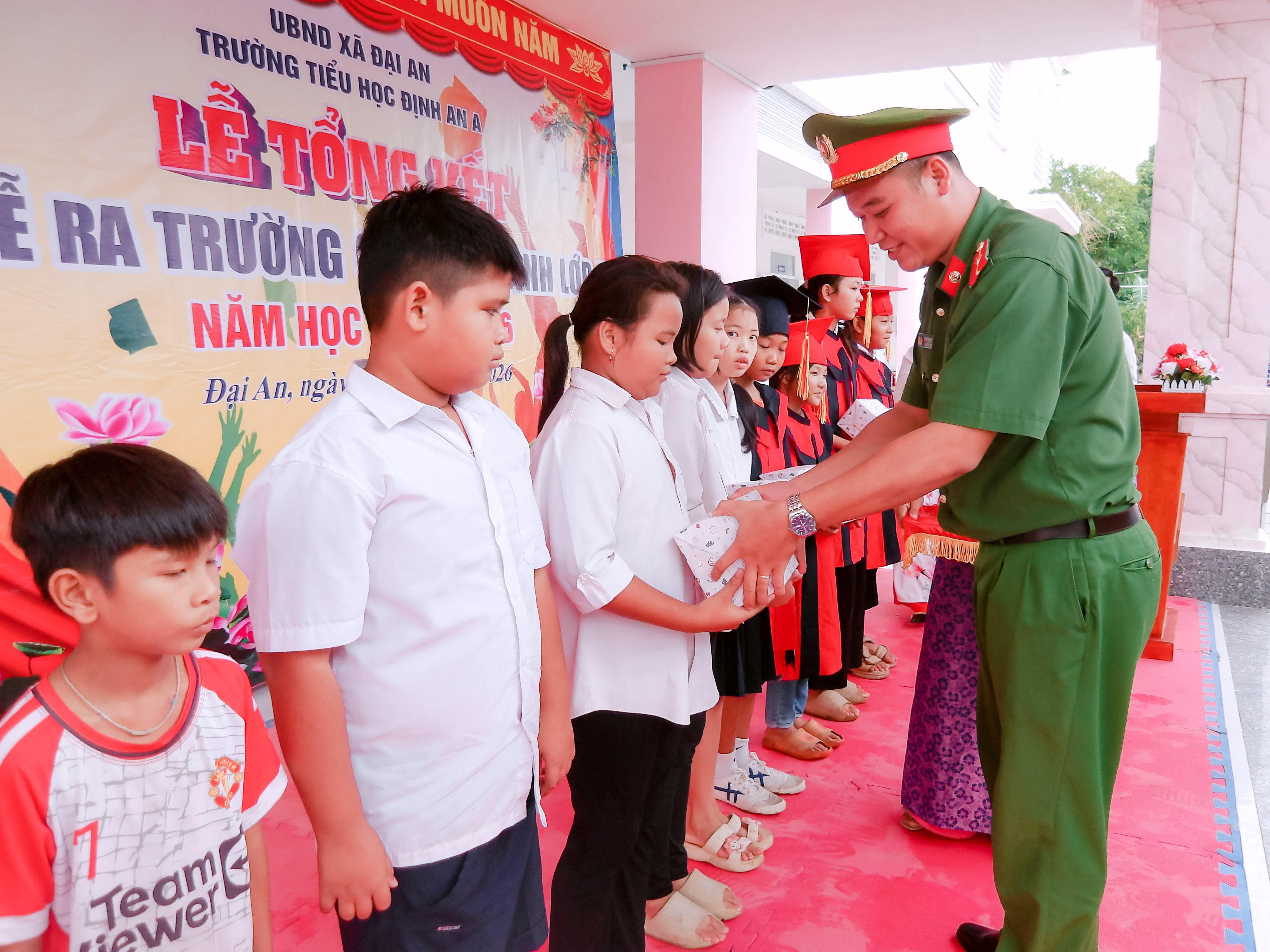 Ảnh 4 Ban Chấp hành Chi đoàn Công an xã trao tặng quà cho các em học sinh tại các điểm trường
