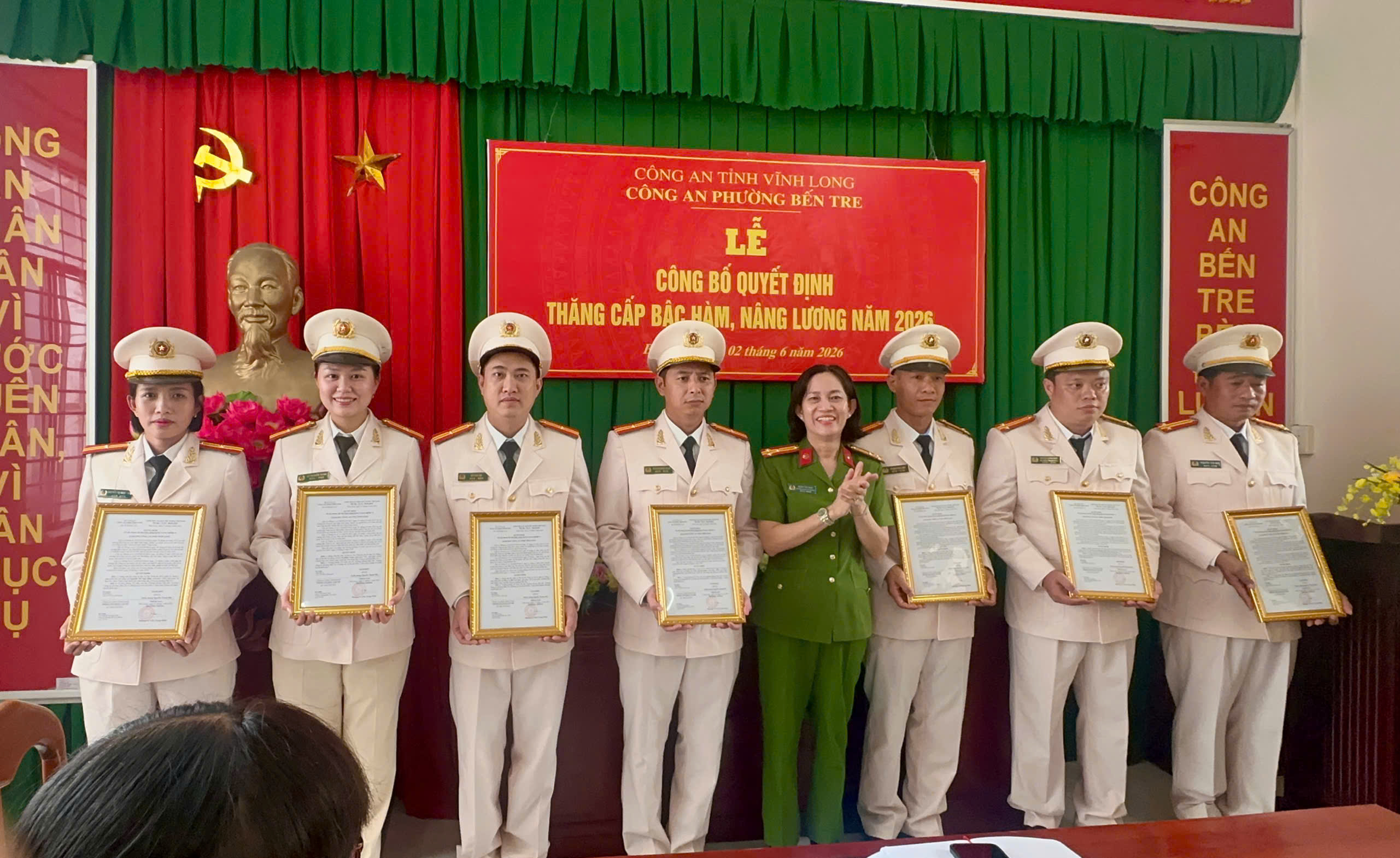 Các đồng chí được thăng cấp bậc hàm, nâng lương