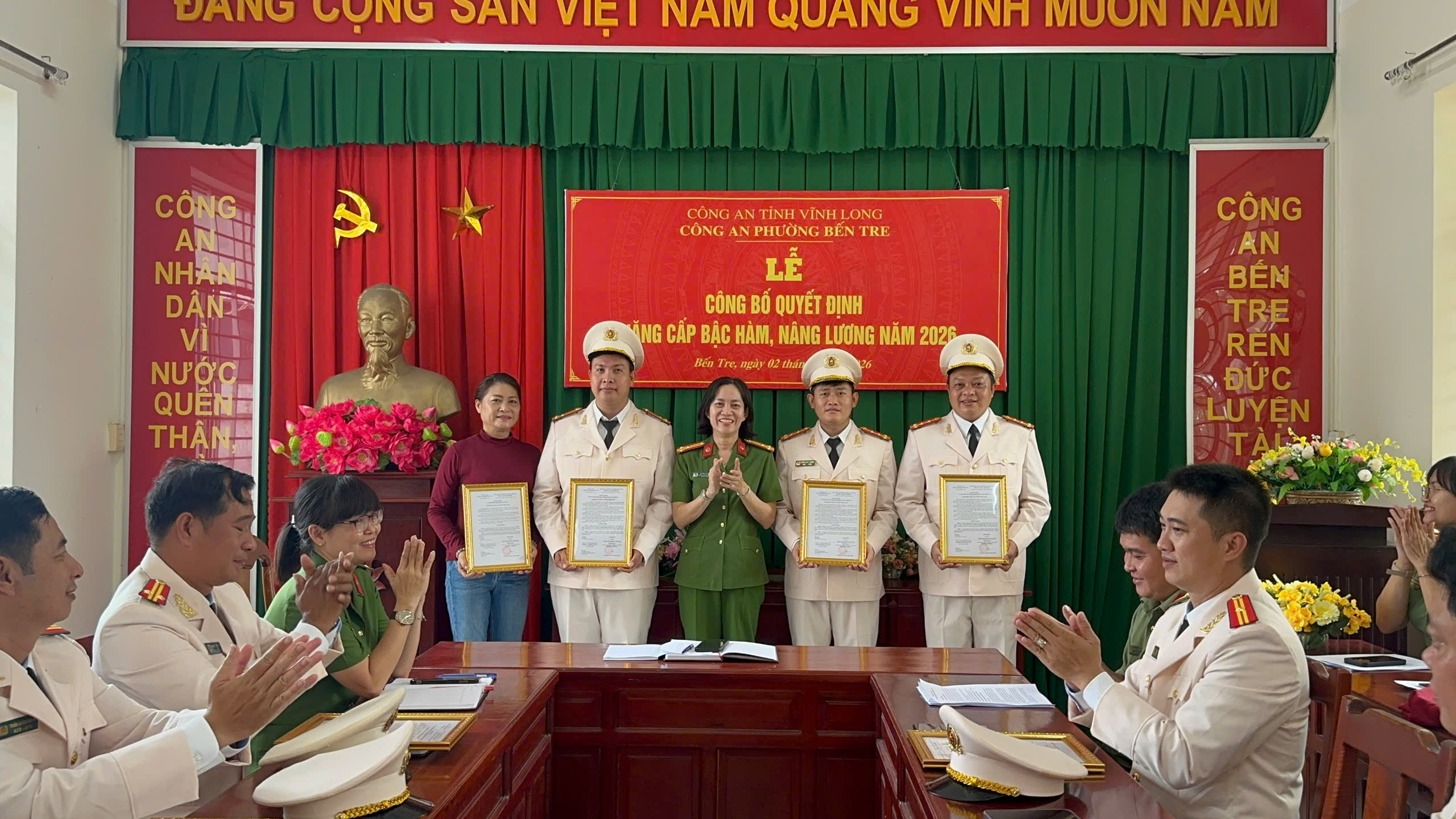 Các đồng chí được thăng cấp bậc hàm, nâng lương