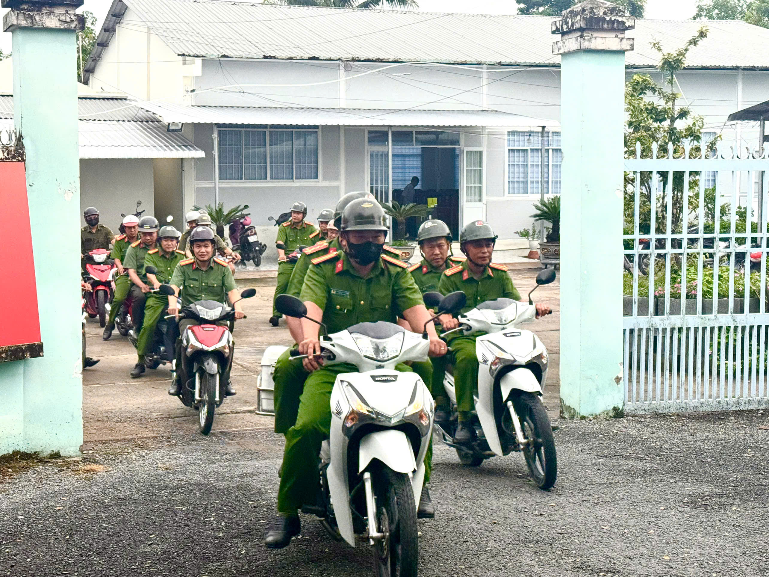Các lực lượng ra quân diễu hành, phát loa tuyên truyền