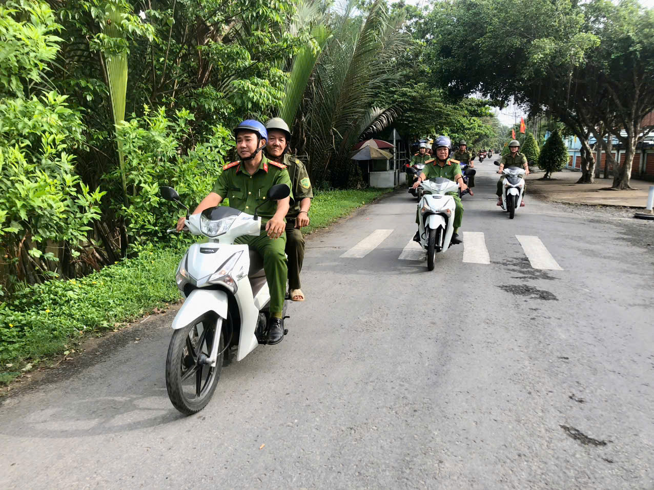 Công an xã ra quân diễu hành (2)