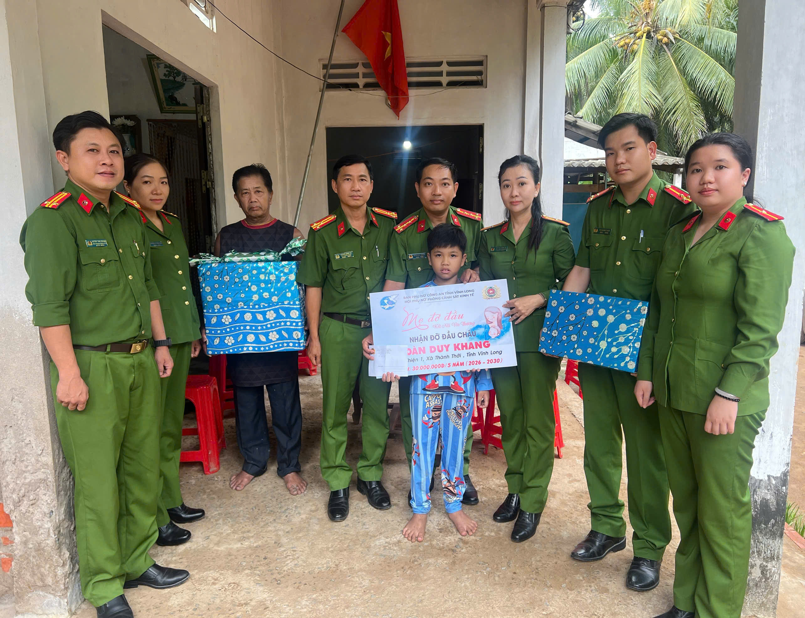 Đảng ủy Ban Lãnh đạo và Hội PN phòng cùng CA xã Phước Mỹ Trung tặng quà cho cháu và gia đình