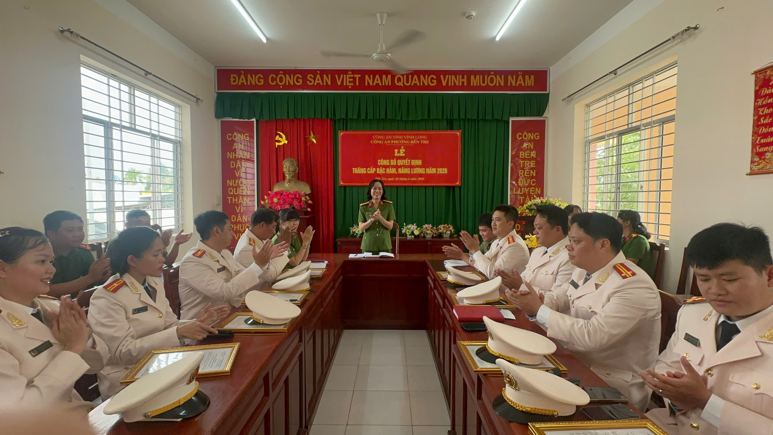 đồng chí Trưởng Công an phường phát biểu tại buổi lễ