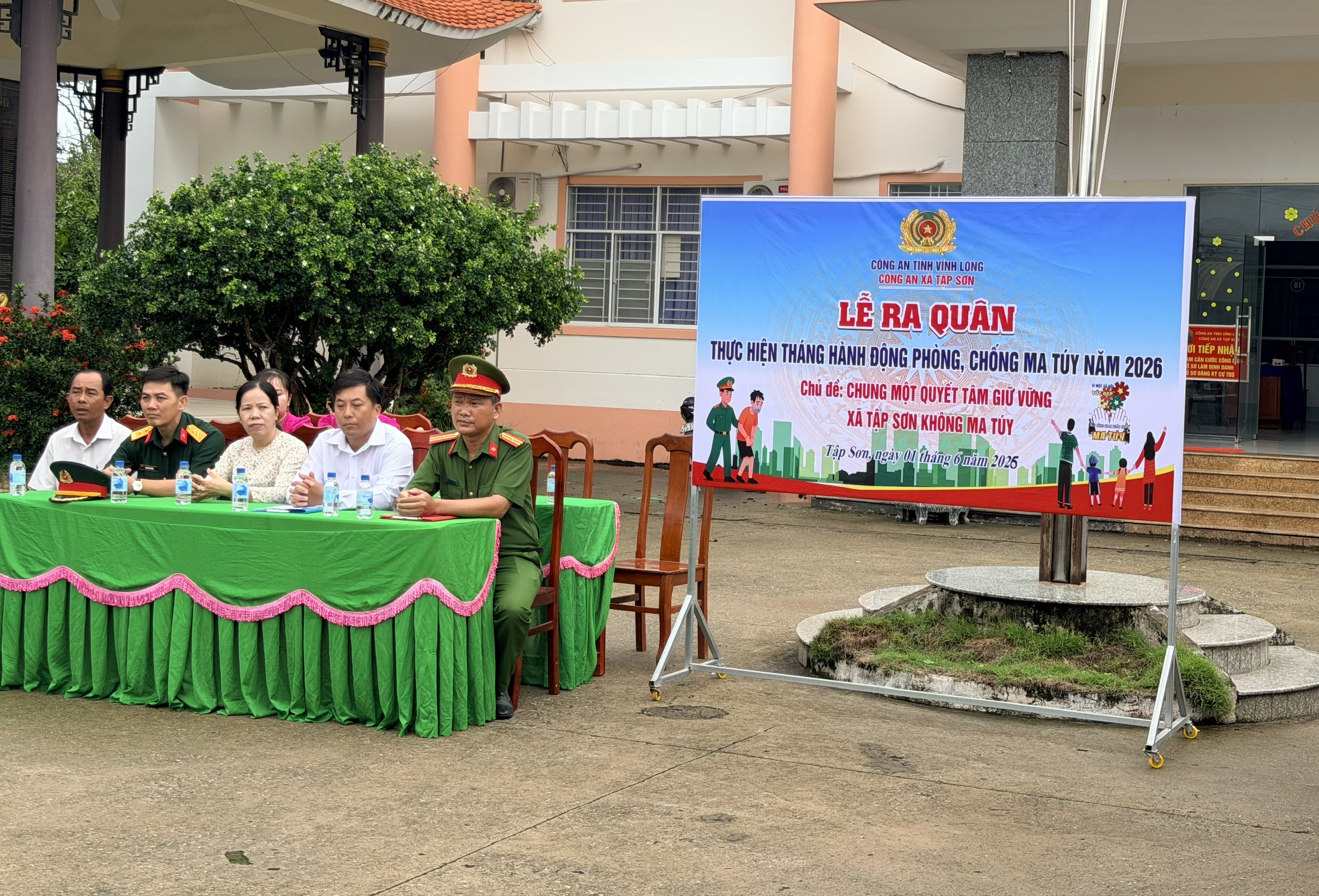 HÌNH 1 Lãnh đạo dự lễ ra quân